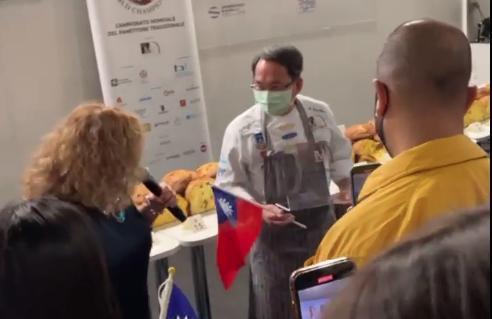 吳寶春領獎時手持國旗領獎畫面引起熱議。(翻攝吳寶春麥方店直播影片)