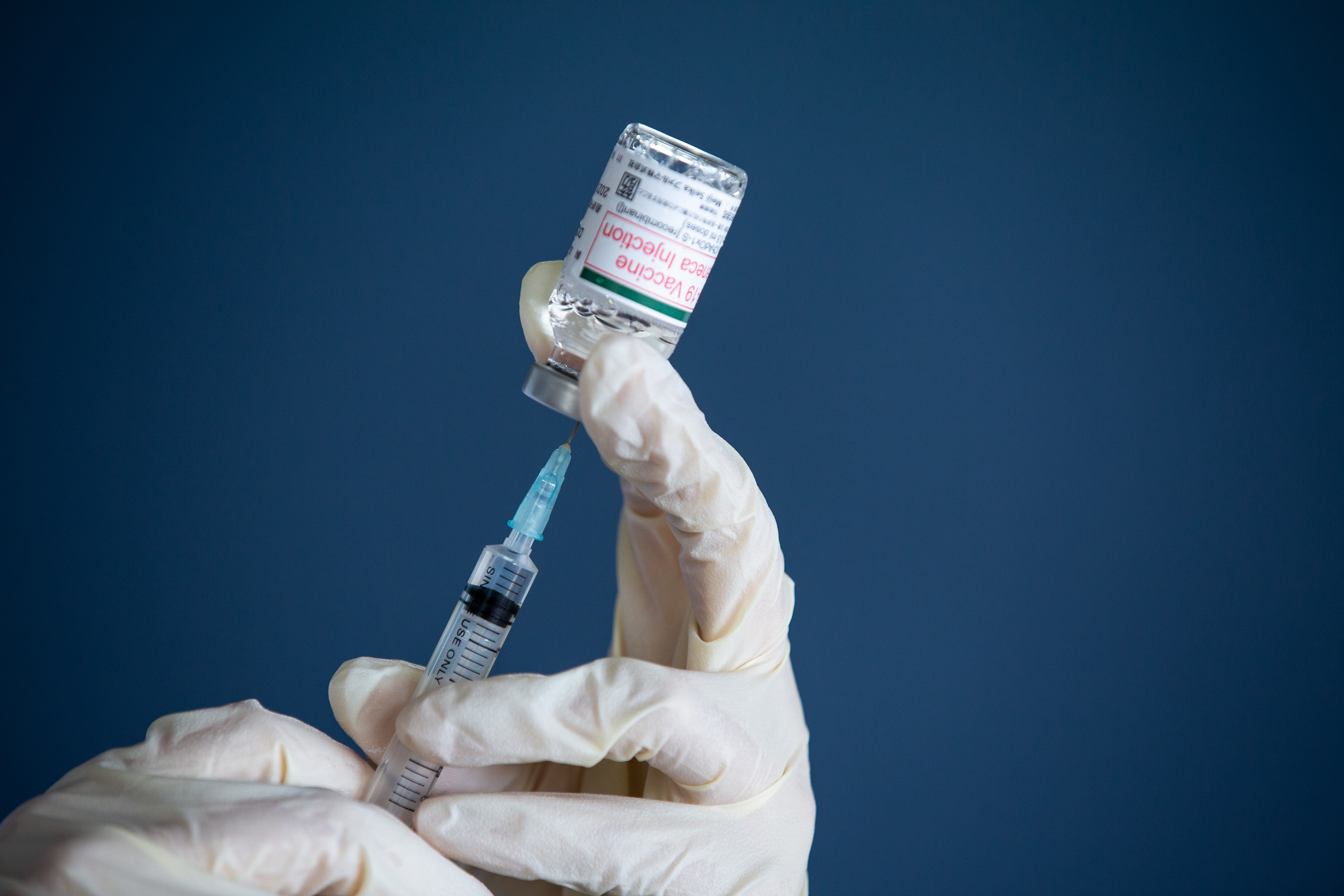 前疾管署長張鴻仁喊話，要指揮中心放權，疫苗該怎麼混打由醫師決定。（本刊資料照）