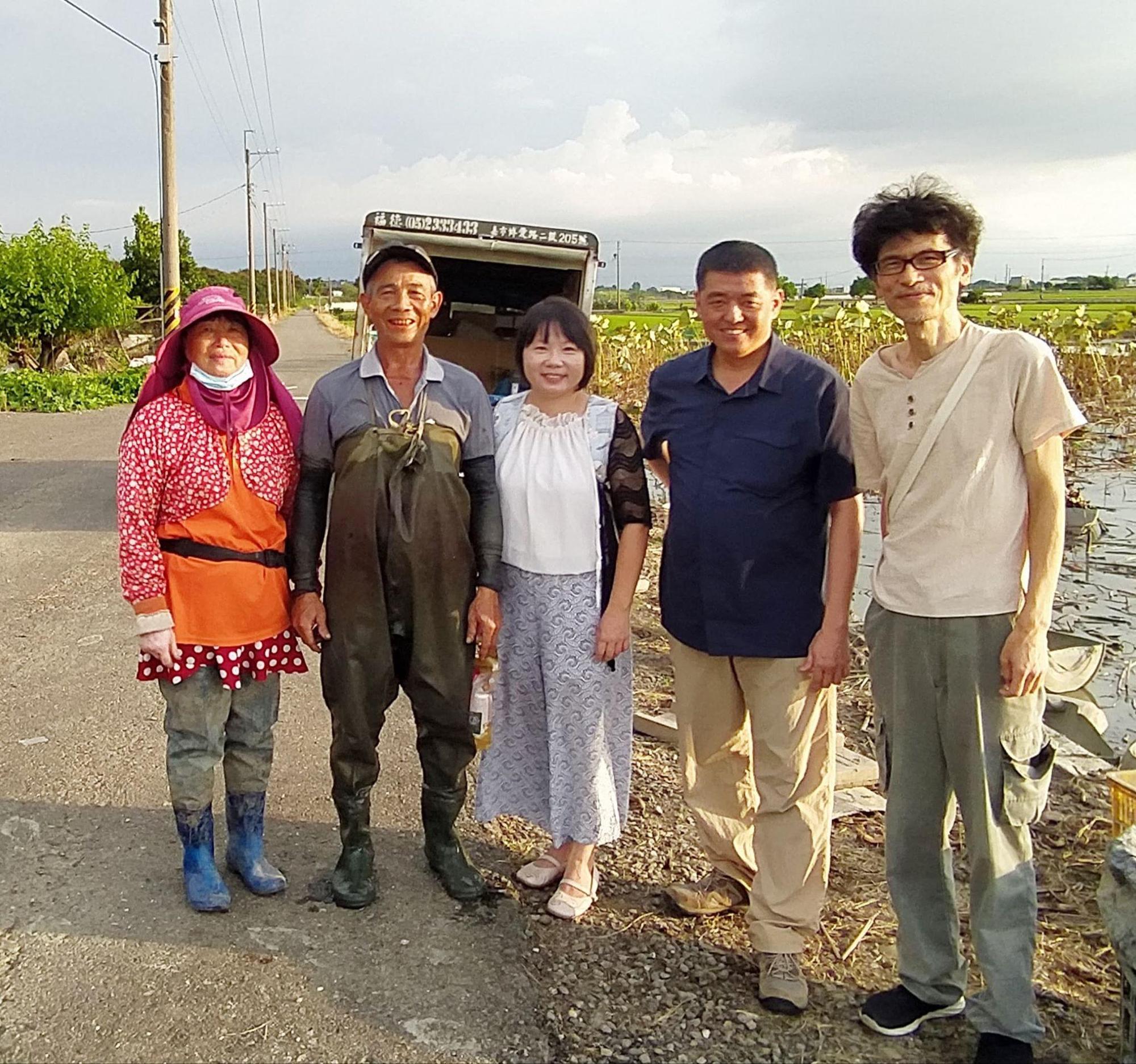 林強(右2)為《老鷹之手》配樂,創作期間造訪牛斗山,與攝影師彭家如(右1)、導演賴麗君(右3)和藕農鄧素玉夫婦(左1起)相見歡。(天馬行空提供)