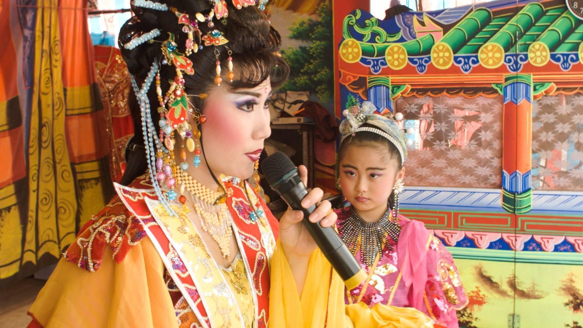 《神戲》記錄台灣首位越南新住民阮安妮(左)成為嘉義歌仔戲班當家花旦的故事,由賴麗君和彭家如共同執導。(翻攝自《神戲》粉絲專頁)