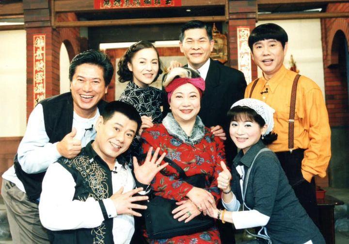 《鳥來伯與十三姨》成為台灣最長壽的劇,拍了10年,長青(左上)及安迪(左下)皆已離世。(翻攝王彩樺臉書)