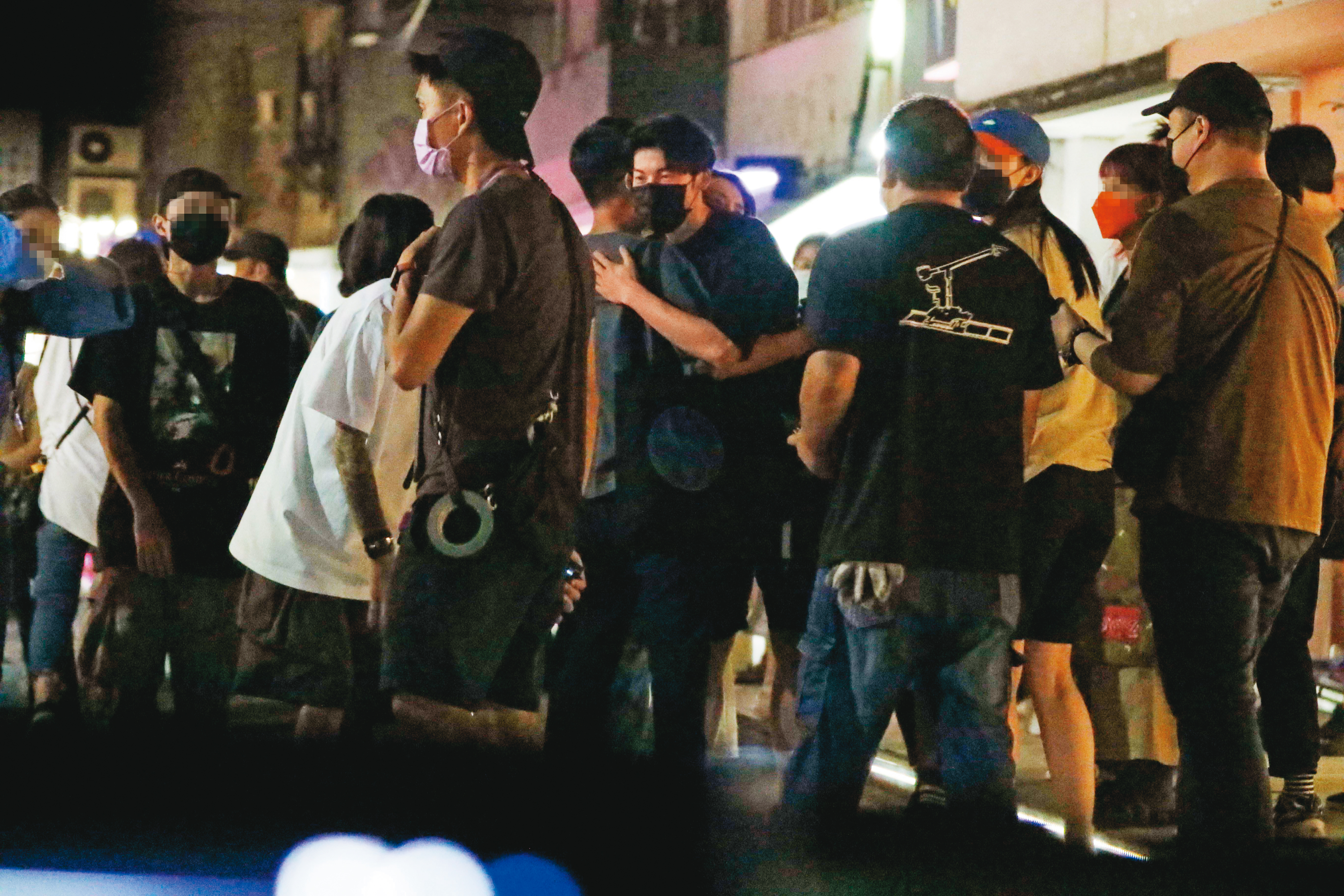 10月7日21：38，《想見你》電影版終於殺青，許光漢（黑衣口罩者）依依不捨與工作人員抱抱又合照。