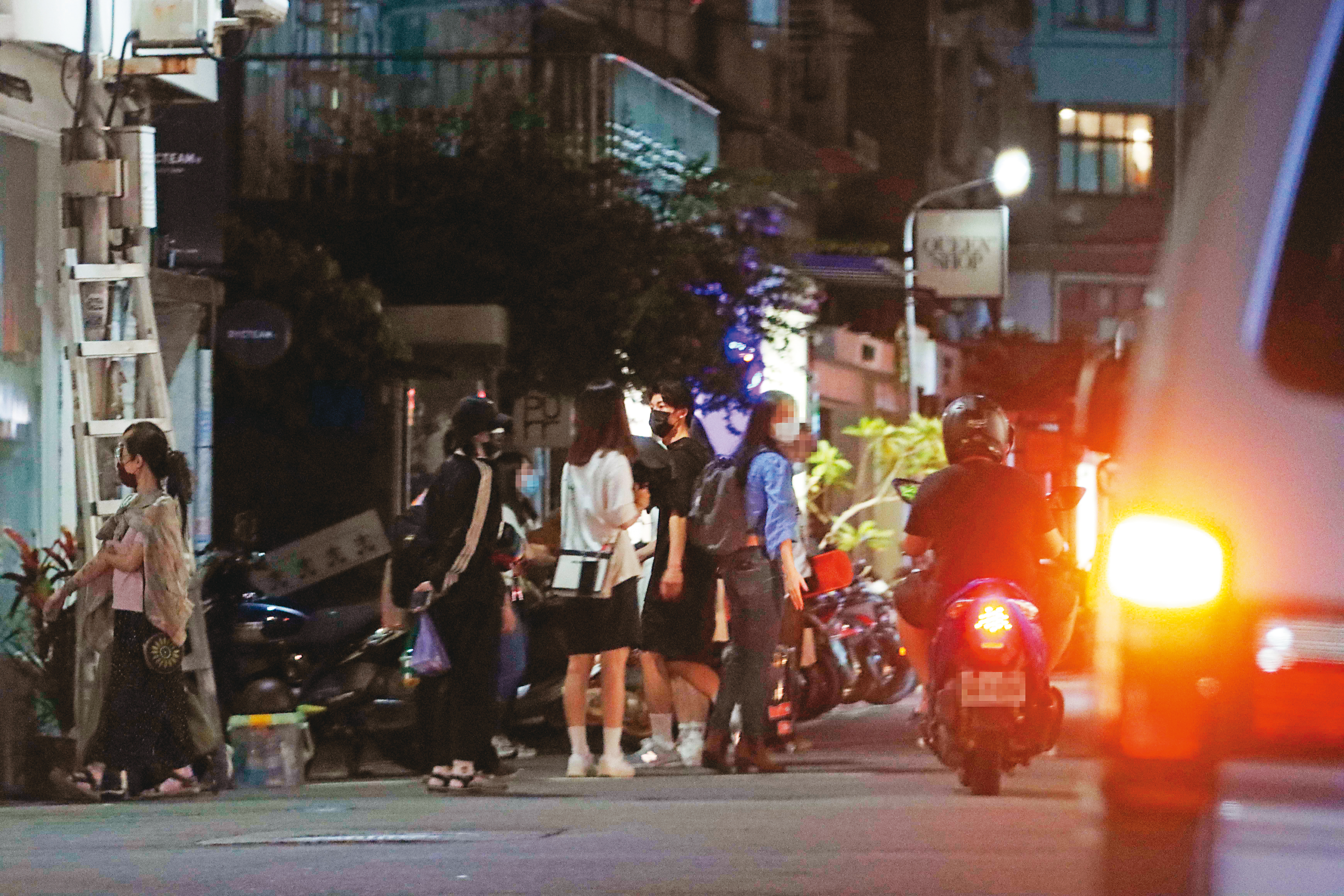 22：20，與劇組哈拉結束後，許光漢（黑衣黑口罩者）就進入一間疑似當休息區的公寓休息，不過卻未見他離開。