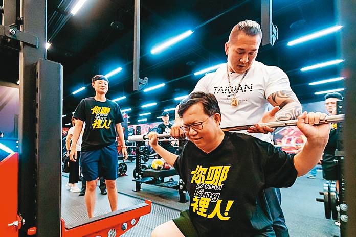 館長名氣響亮,連桃園市長鄭文燦也向他請益如何健身。(翻攝鄭文燦臉書)