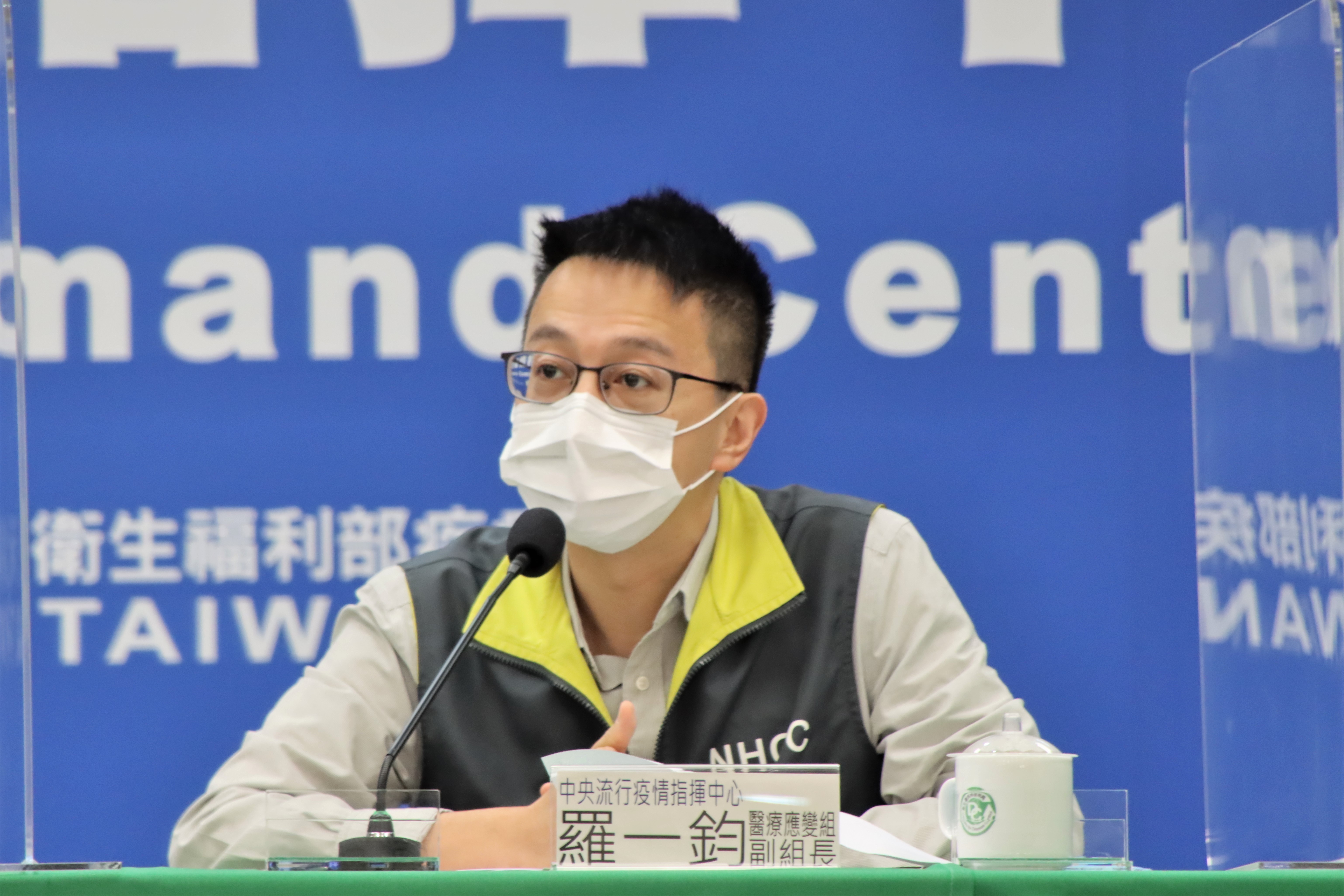 中央流行疫情指揮中心今（25）公布新增2例本土個案，醫療應變組副組長羅一鈞說明確診個案狀況。（指揮中心提供）