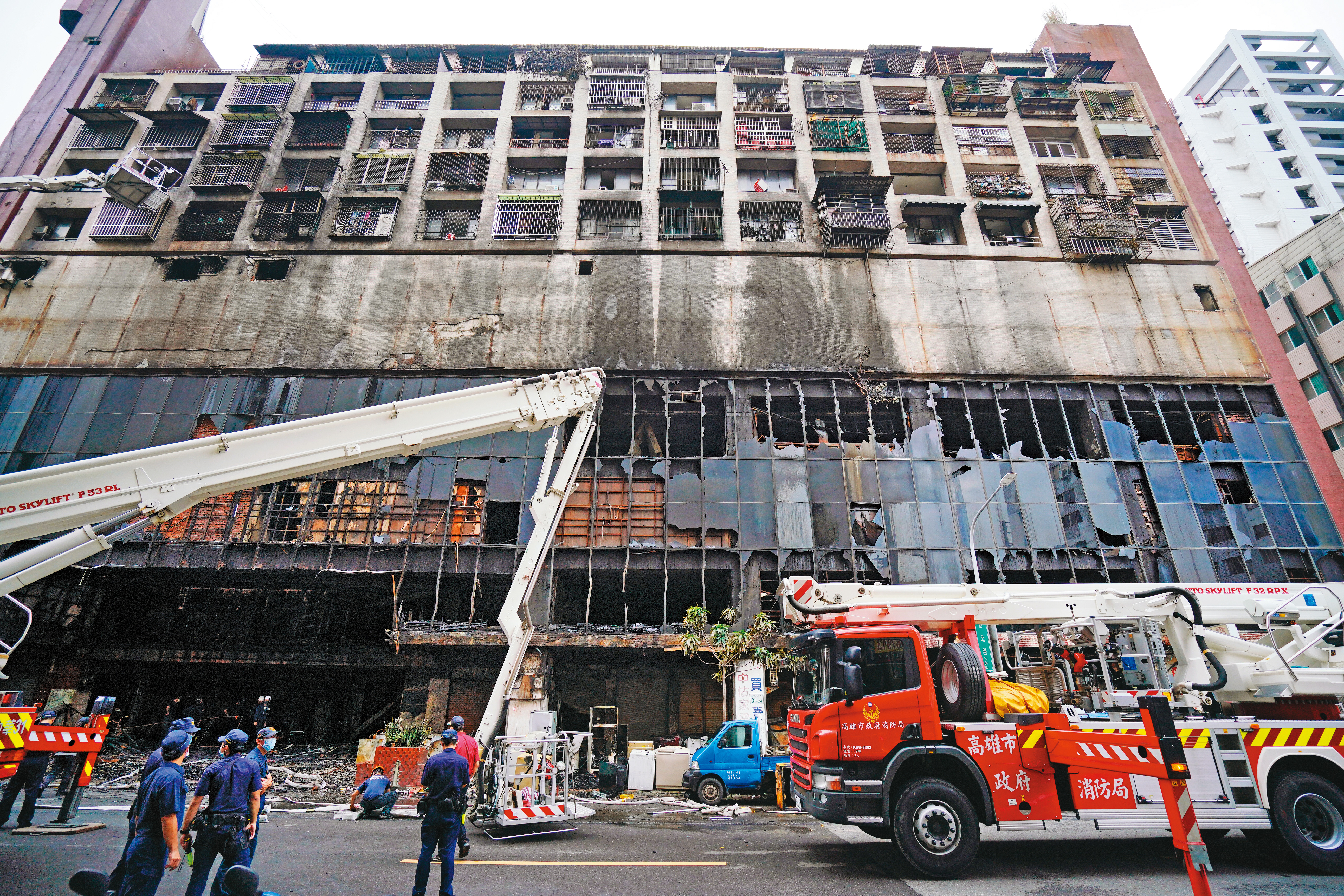 因過失造成數十條人命犧牲的公眾運輸及公安事故，現行最高只能判犯罪者5年徒刑，讓恐龍司法的譏諷又起。圖為高雄城中城火災。