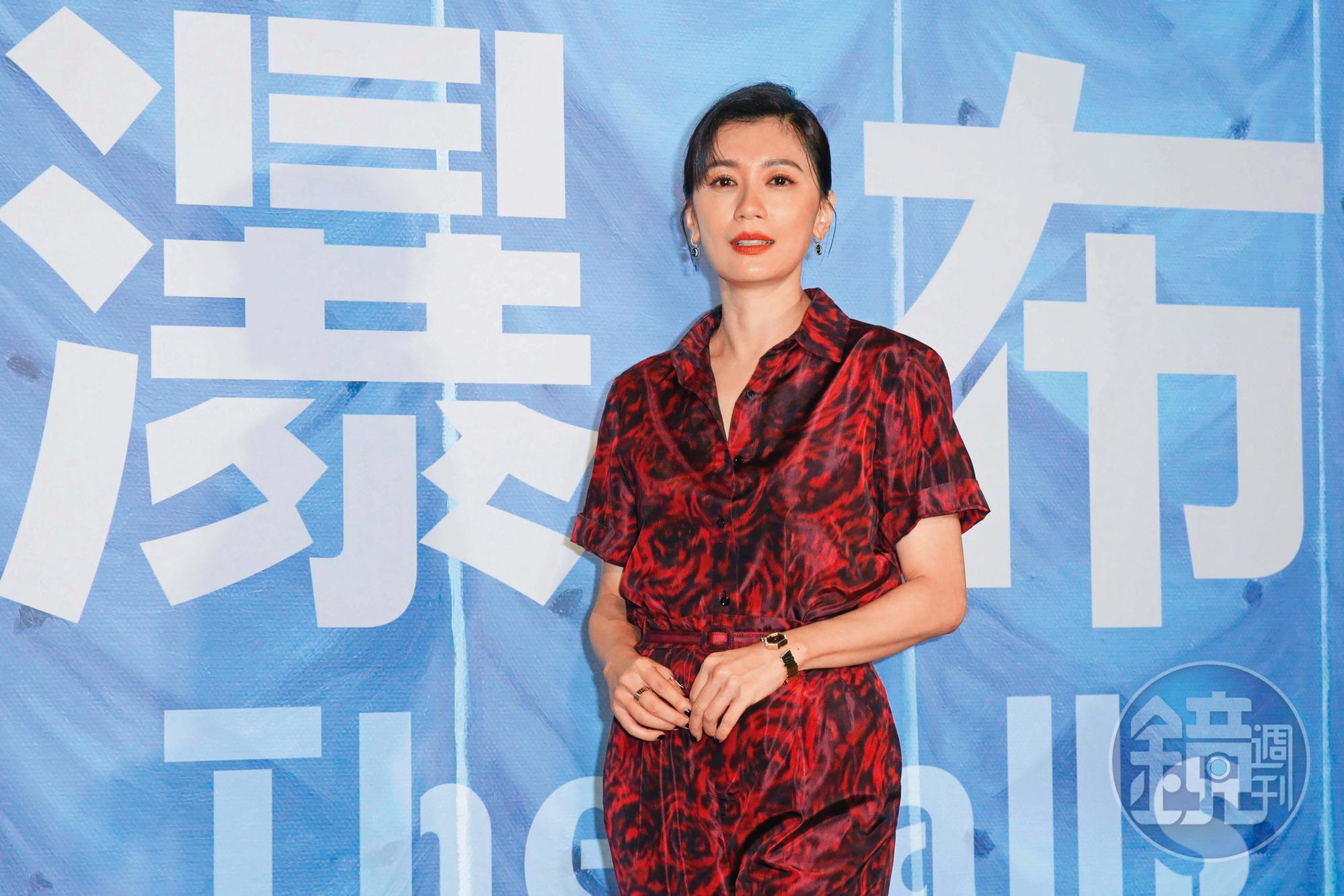 鍾鍾孟宏對字體與字型很重視，並列的巨大「瀑布」二字，營造鋪天蓋地吞噬感。