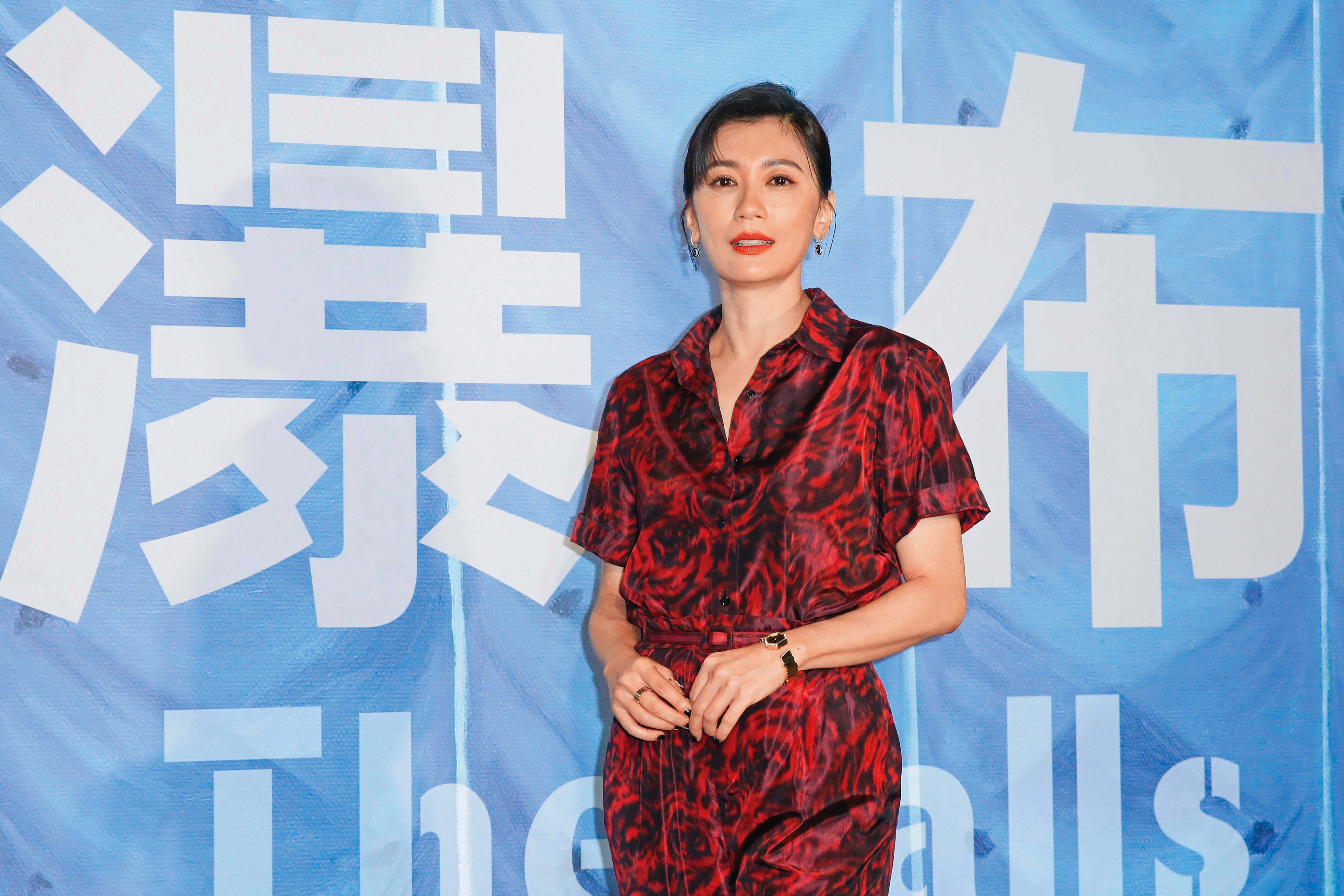 鍾鍾孟宏對字體與字型很重視，並列的巨大「瀑布」二字，營造鋪天蓋地吞噬感。