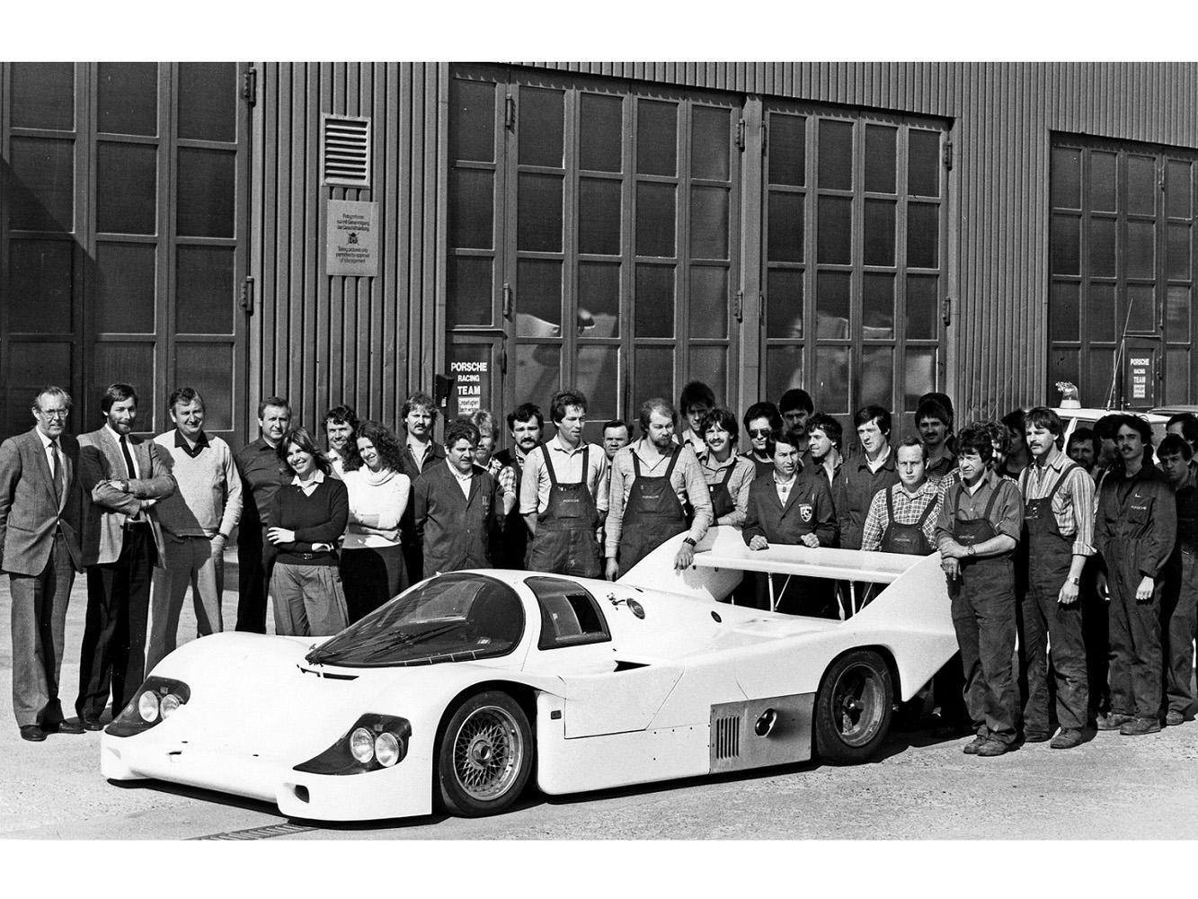 1983年Valentin Schäffer暨賽車工程團隊與首部為客戶打造的Porsche 956合影。