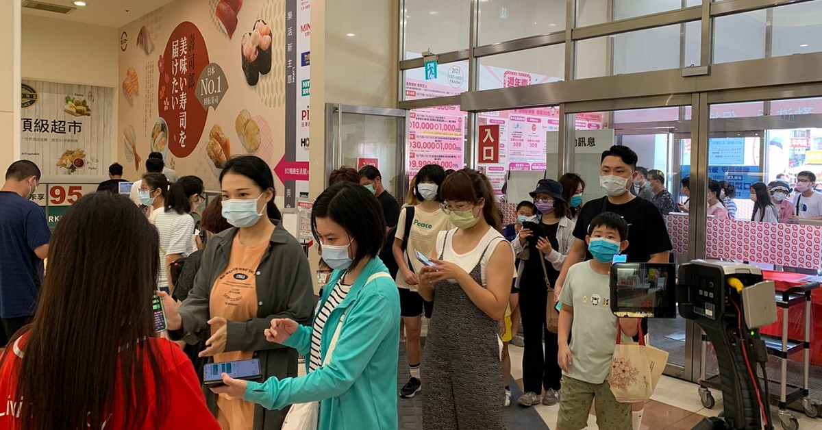 Global Mall新北中和週年慶剛開始５天，一開店即湧入排隊人潮！