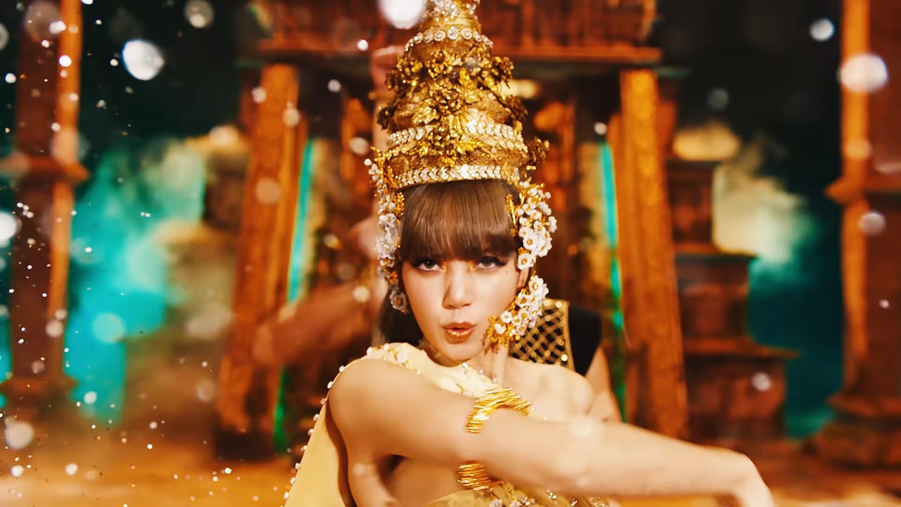 Lisa上月的發的單曲有濃郁的泰國元素。（翻攝自YouTube）