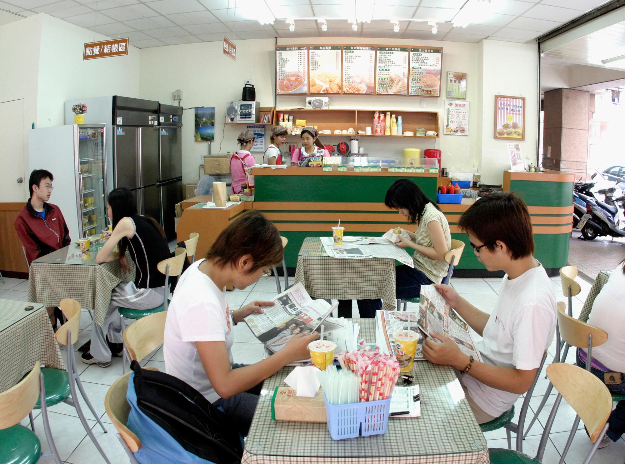 食藥署表示，早餐店大冰奶會有通腸胃的效果是因其中有4大罪魁禍首。（示意圖，非當事店家，東方IC）