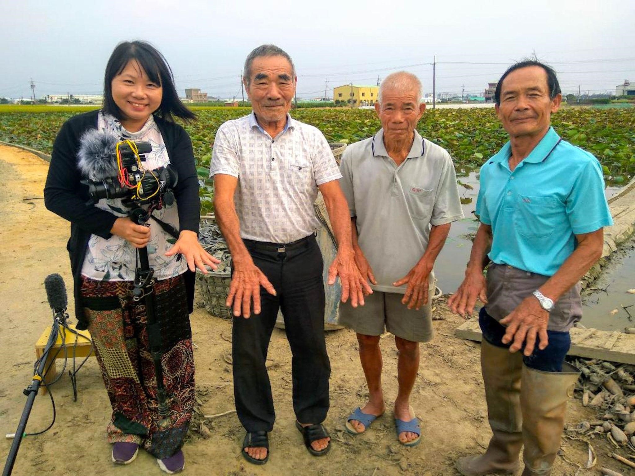 賴麗君（左一）執導紀錄片《老鷹之手》，聚焦嘉義縣民雄鄉牛斗山的蓮藕田和農民。（天馬行空提供）