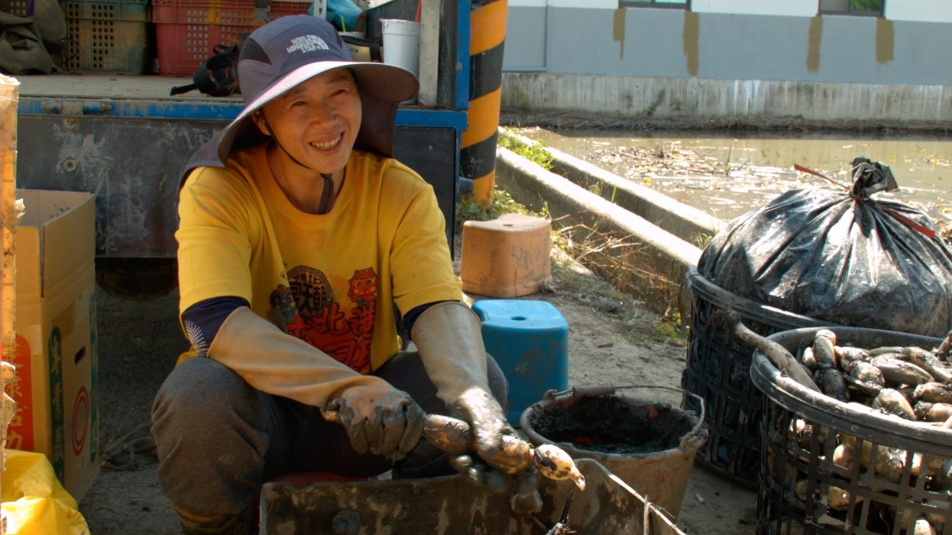 林千芳協助先生莊傑全成立「超愛錢」蓮藕品牌,即使要務農照樣去做彩繪指甲。(天馬行空提供)