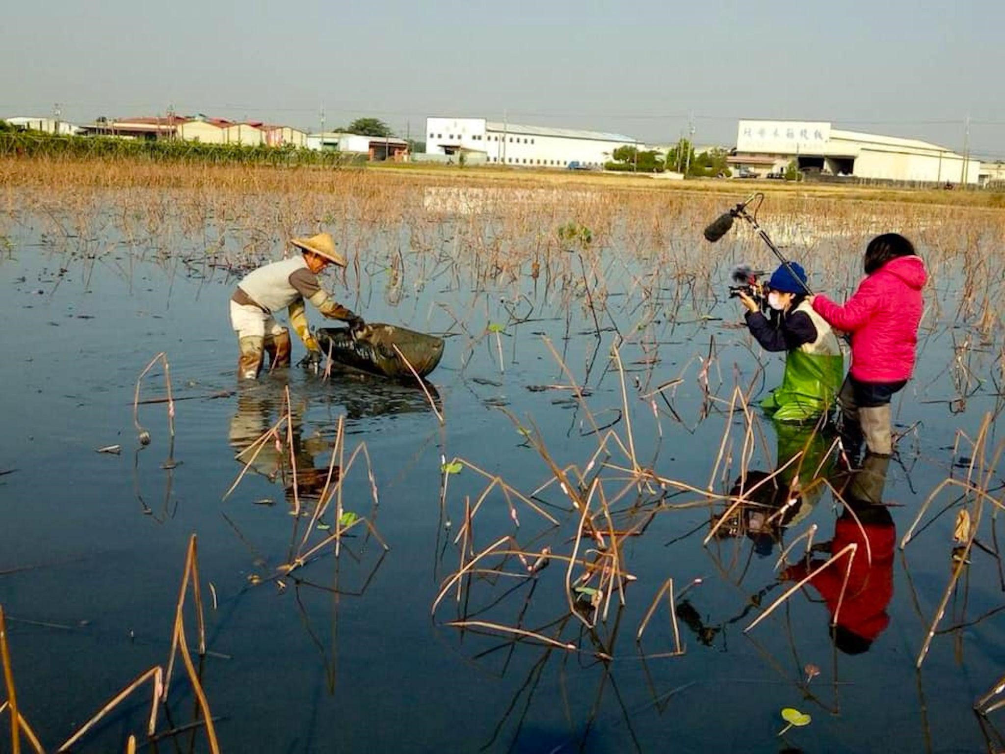 《老鷹之手》由賴麗君(右一)執導、彭家如(右二)擔任攝影,兩人是長期工作夥伴,默契十足。(天馬行空提供)