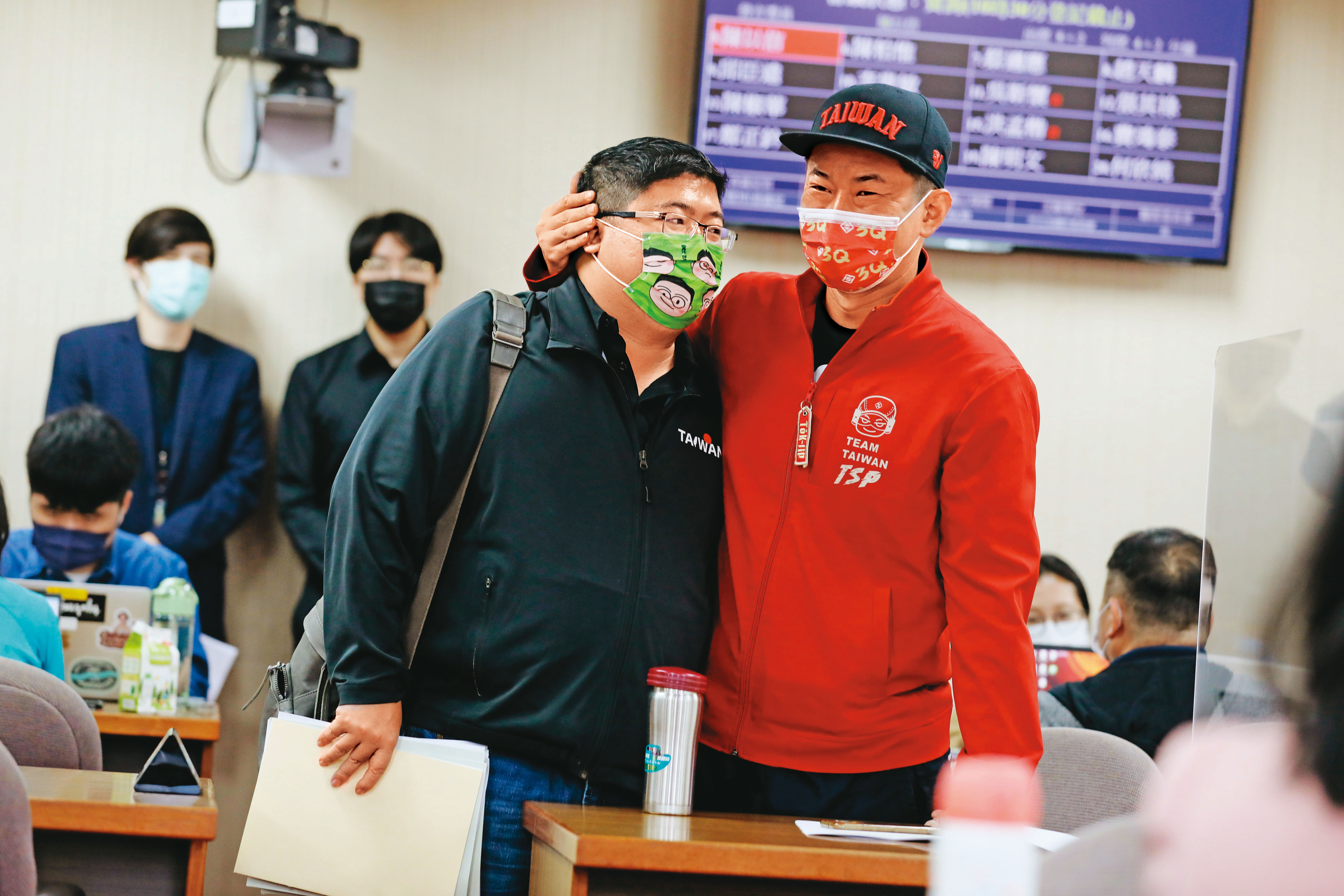 陳柏惟（前右）遭罷免後，25日返回立法院，民進黨立委蔡易餘（前左）向他送暖打氣。