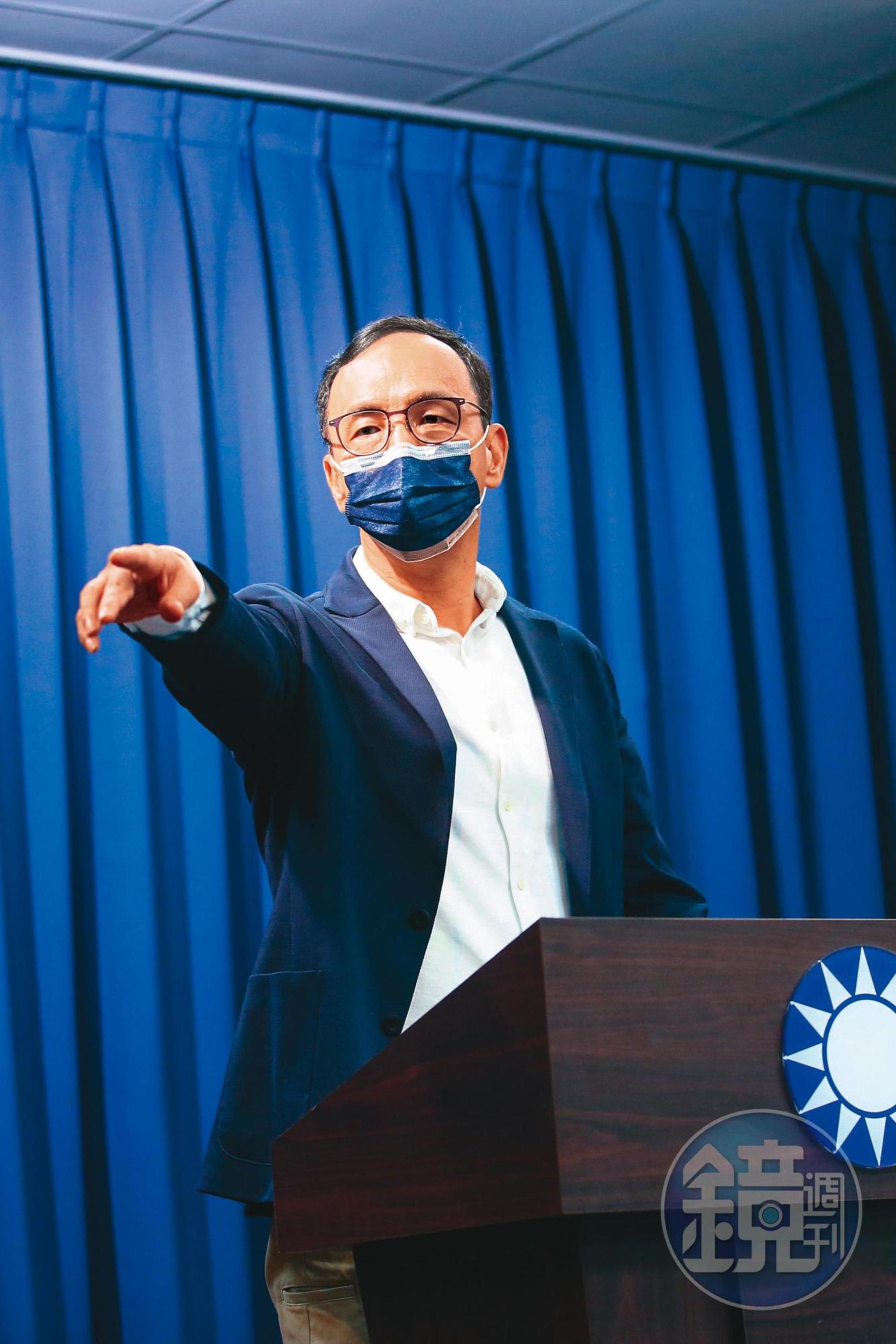 陳柏惟罷免案通過，朱立倫（圖）23日在黨中央召開記者會，臉上沒有太多喜悅，但宣示藍營一定會全力拚年底公投。