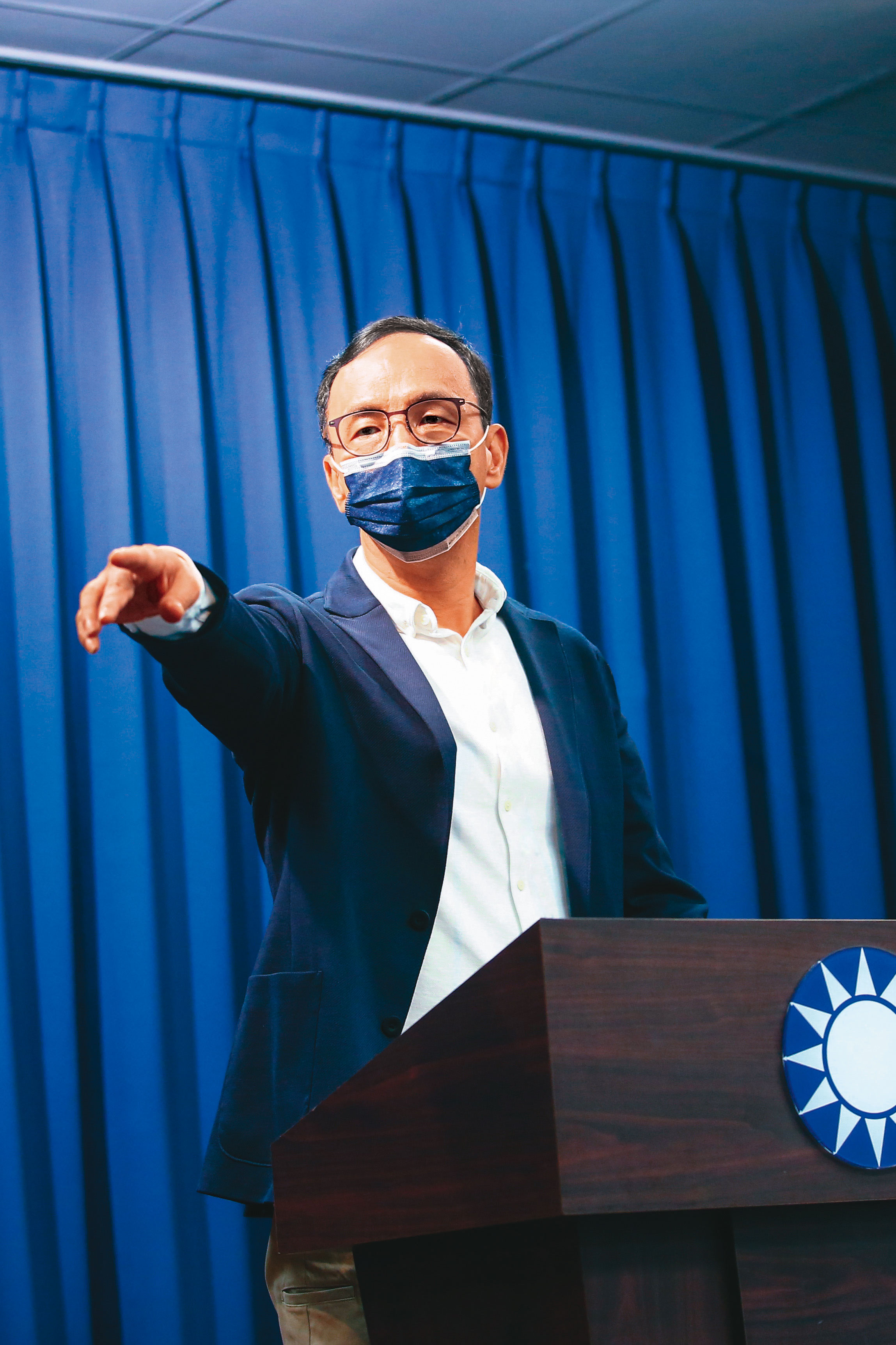 陳柏惟罷免案通過，朱立倫（圖）23日在黨中央召開記者會，臉上沒有太多喜悅，但宣示藍營一定會全力拚年底公投。