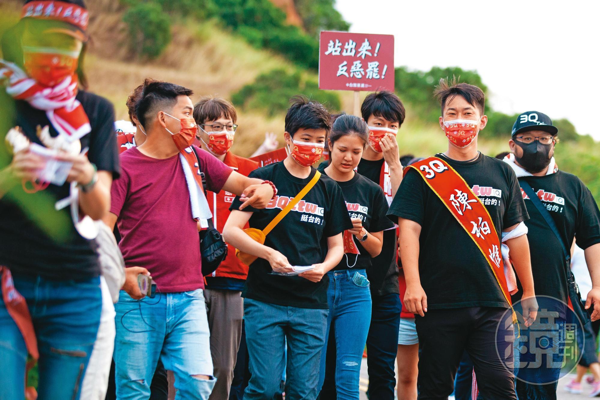 陳柏惟(右2)力抗罷免案,倒數階段還在選區苦行100小時,但最後不敵藍營及顏家的全面動員。