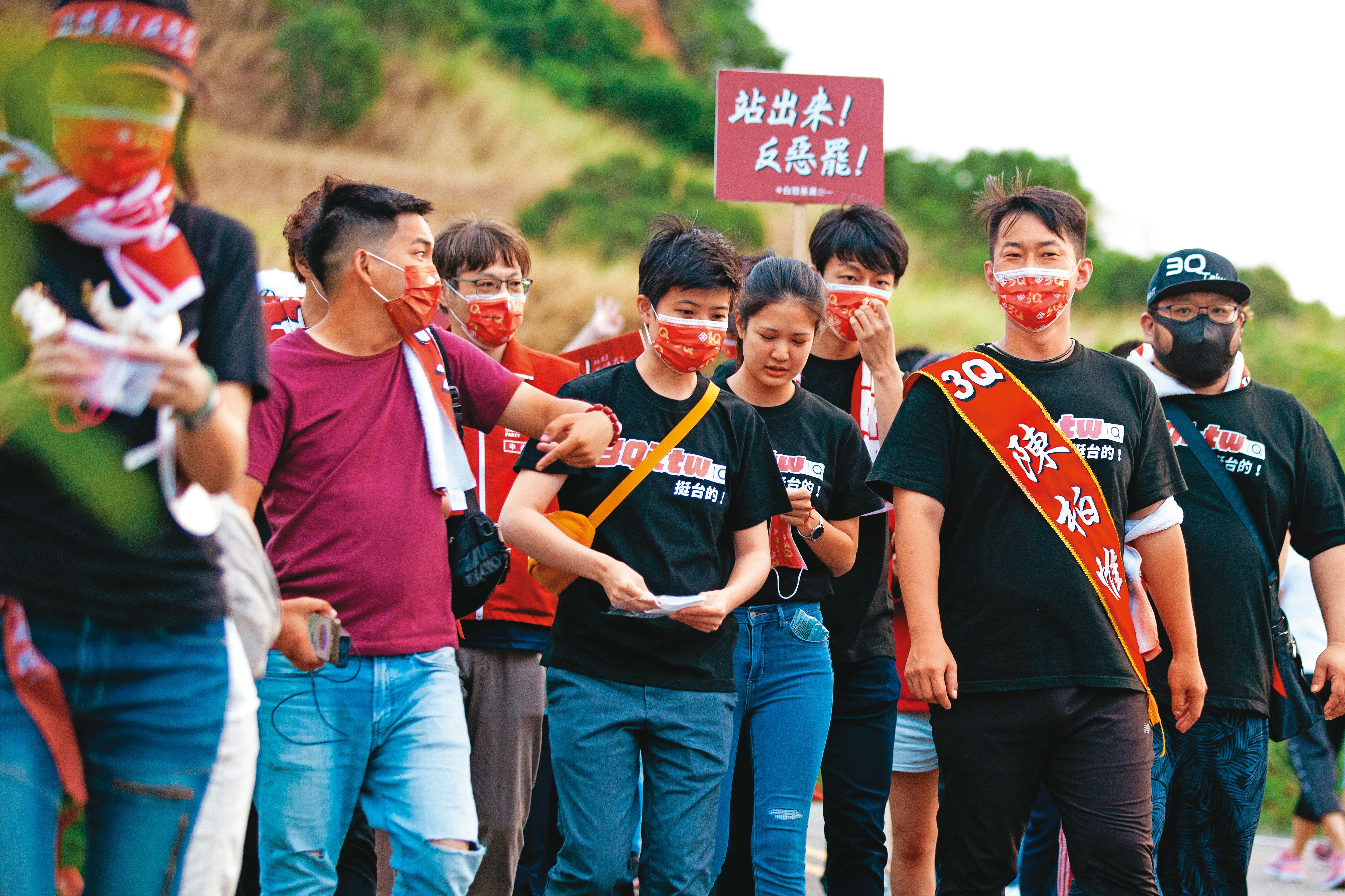 陳柏惟（右2）力抗罷免案，倒數階段還在選區苦行100小時，但最後不敵藍營及顏家的全面動員。