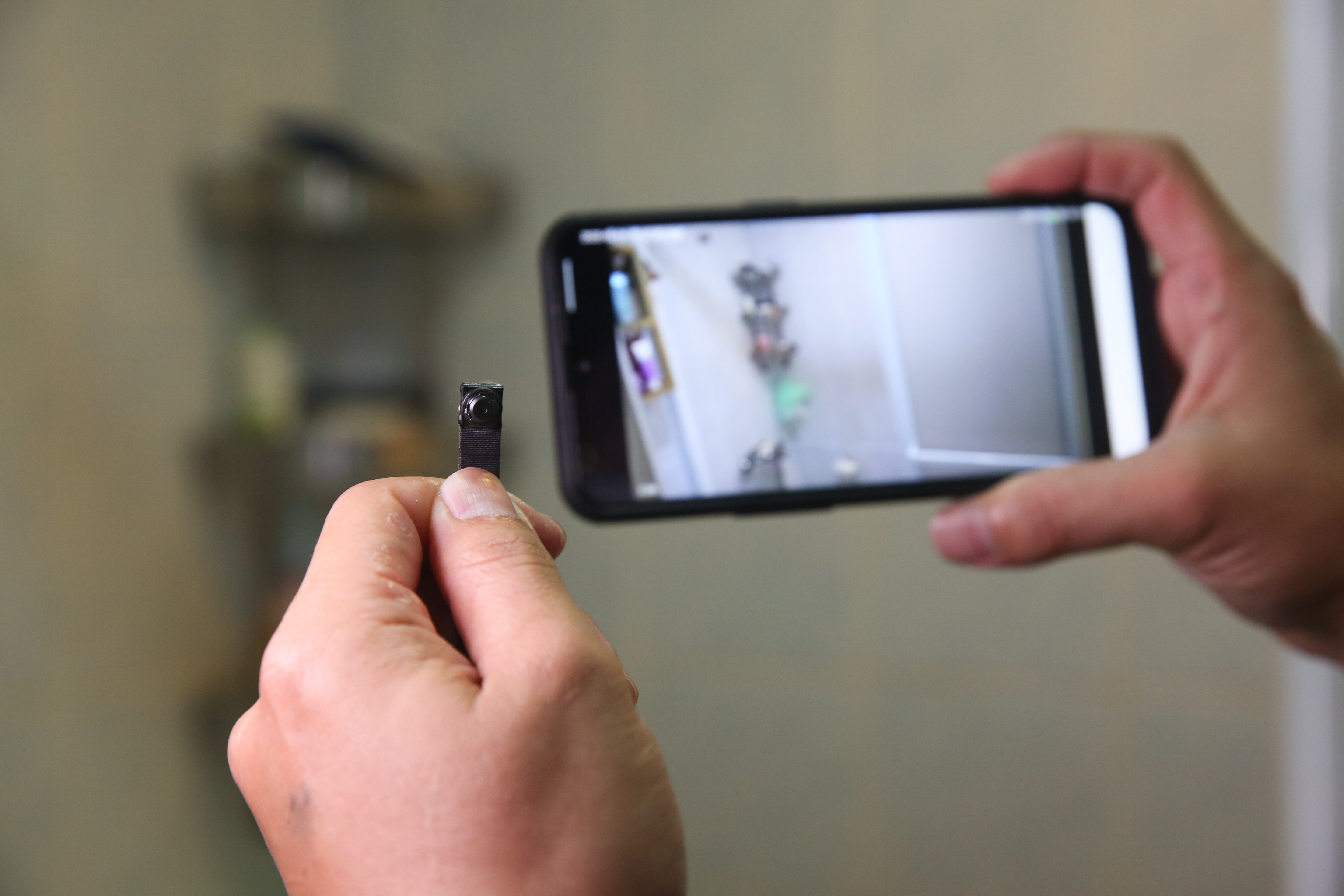 一名女客爆料遭到牛郎企圖偷拍性愛過程;偷拍示意圖。(本刊資料照)