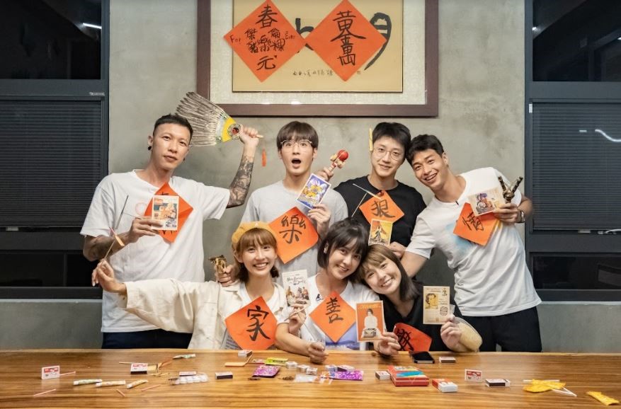 小春（左）在《全明星觀察中》練書法靜心，也送每個人一張「一字春聯」。（台視、好看娛樂提供）