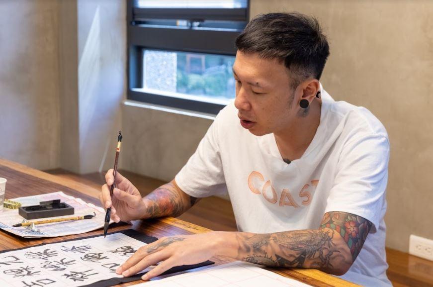 小春練習書法時相當認真。(台視、好看娛樂提供)