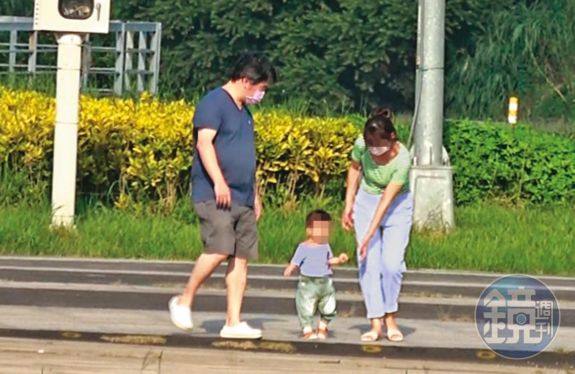 9月26日15：50，王必勝與林女一起陪女娃練習走路，互動就像一家人。（圖中母女均已變裝處理）