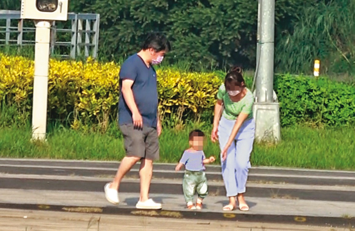 今年9月26日15點50分，王必勝與林女一起陪女兒練習走路，互動就像一家人。（圖中母女均已變裝處理）