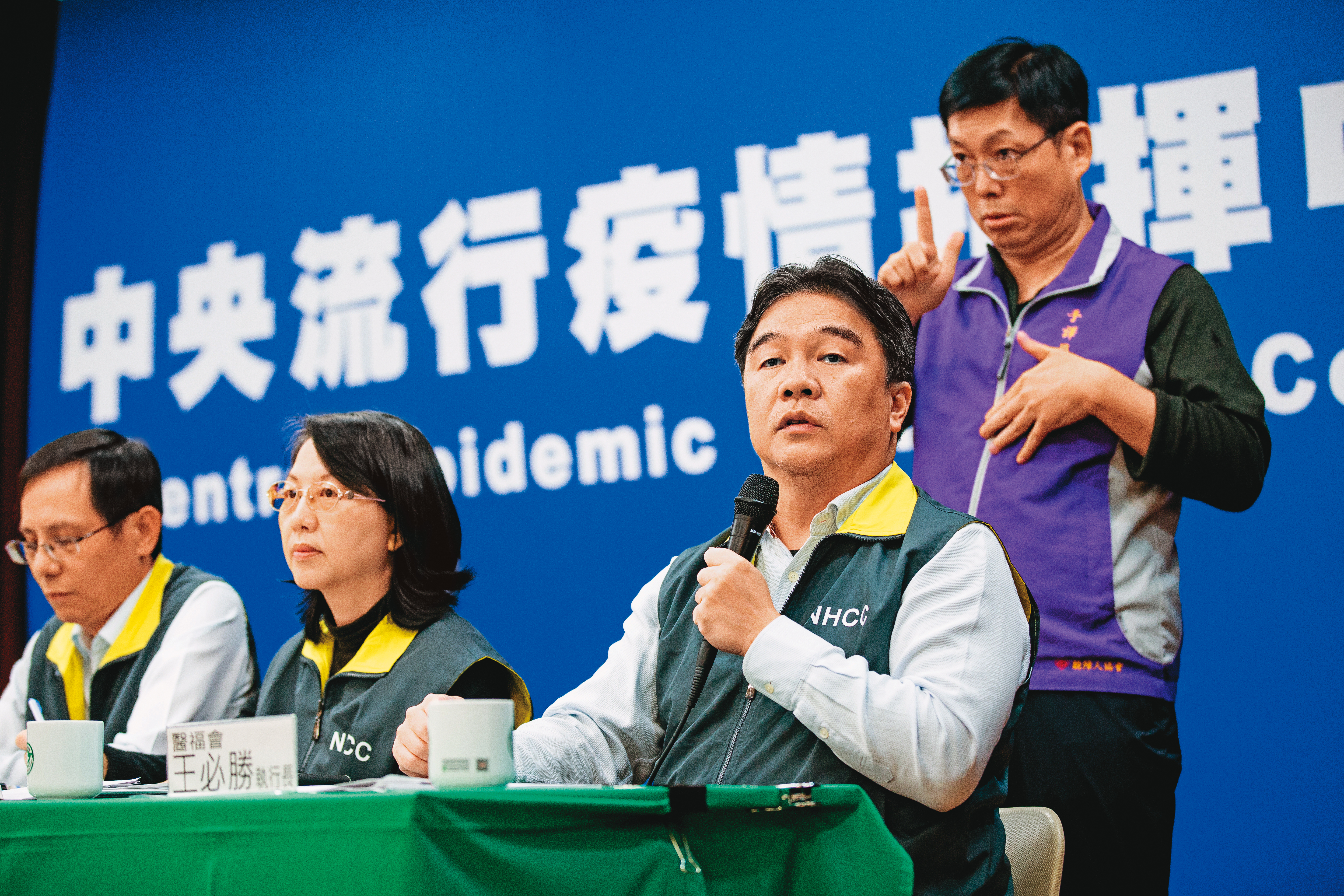 王必勝抗疫工作繁忙，還得兼顧2個家庭，堪稱「時間管理大師」。