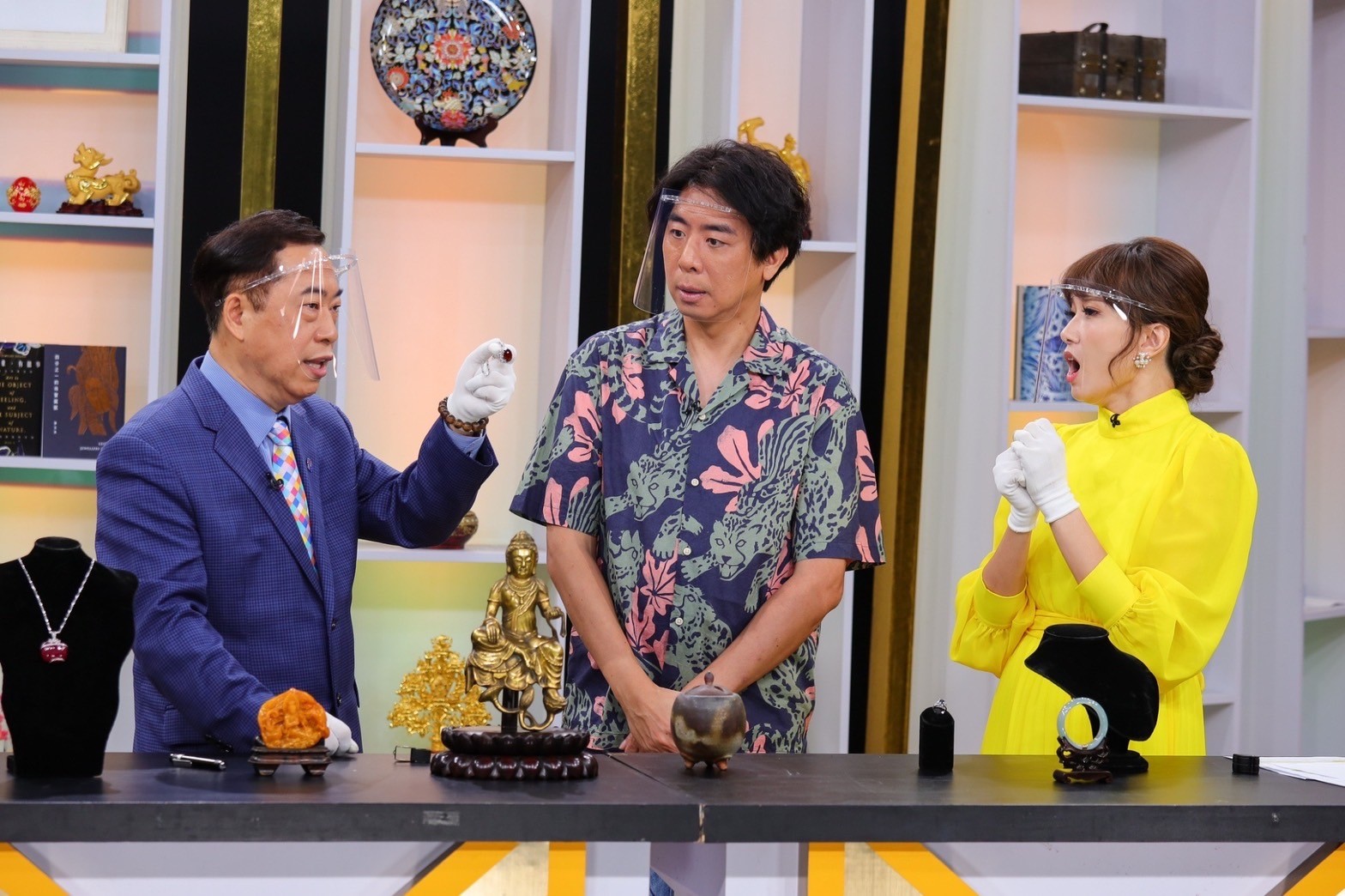 梁赫群上節目鑑寶，也分享多年幕後工作的趣談。（JET提供）