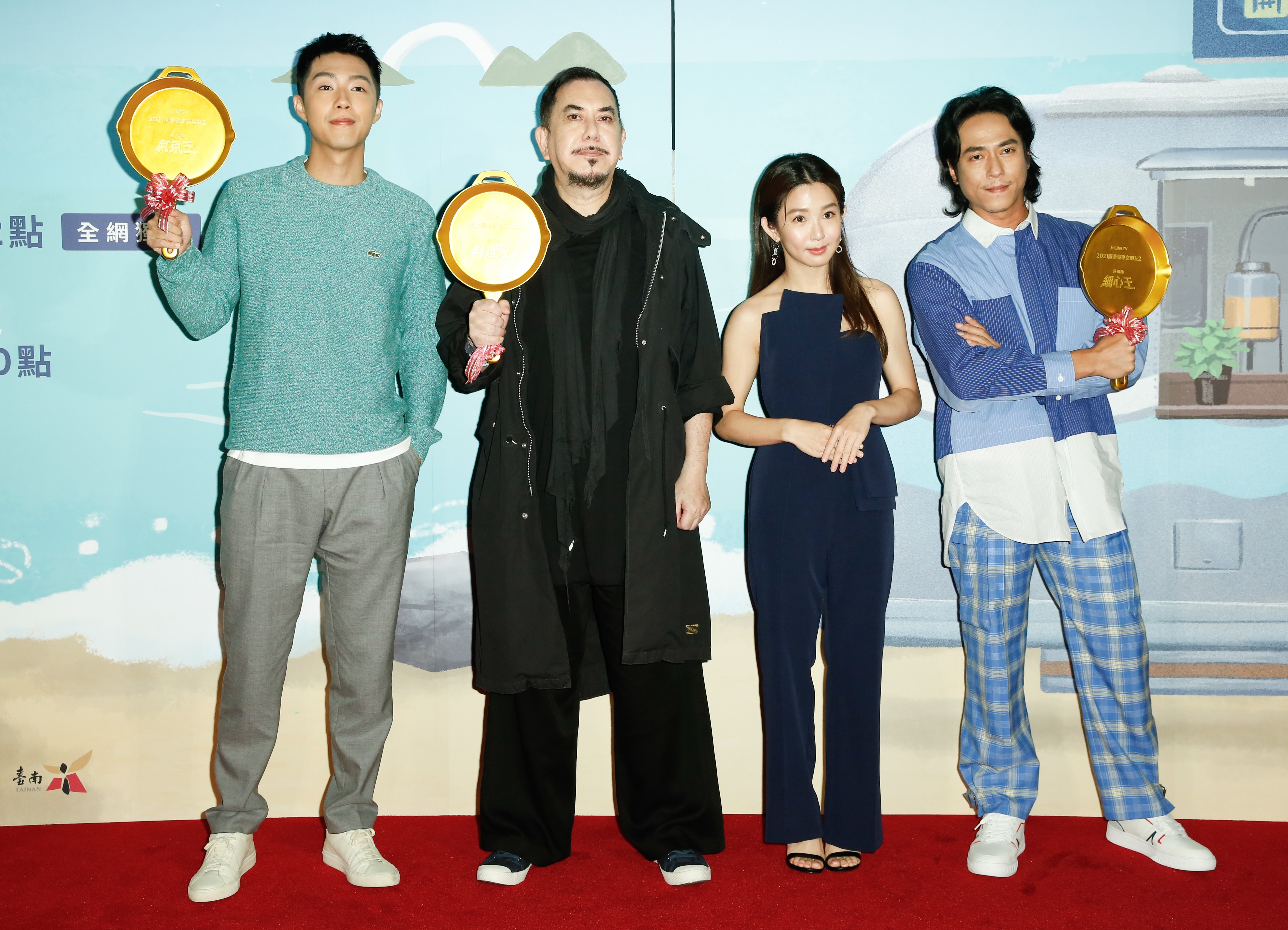 郭書瑤（右二）將金鍋子送給蔡凡熙（左一）、黃秋生（左二）、莊凱勛（右一），祝福三位順利拿「三金」。