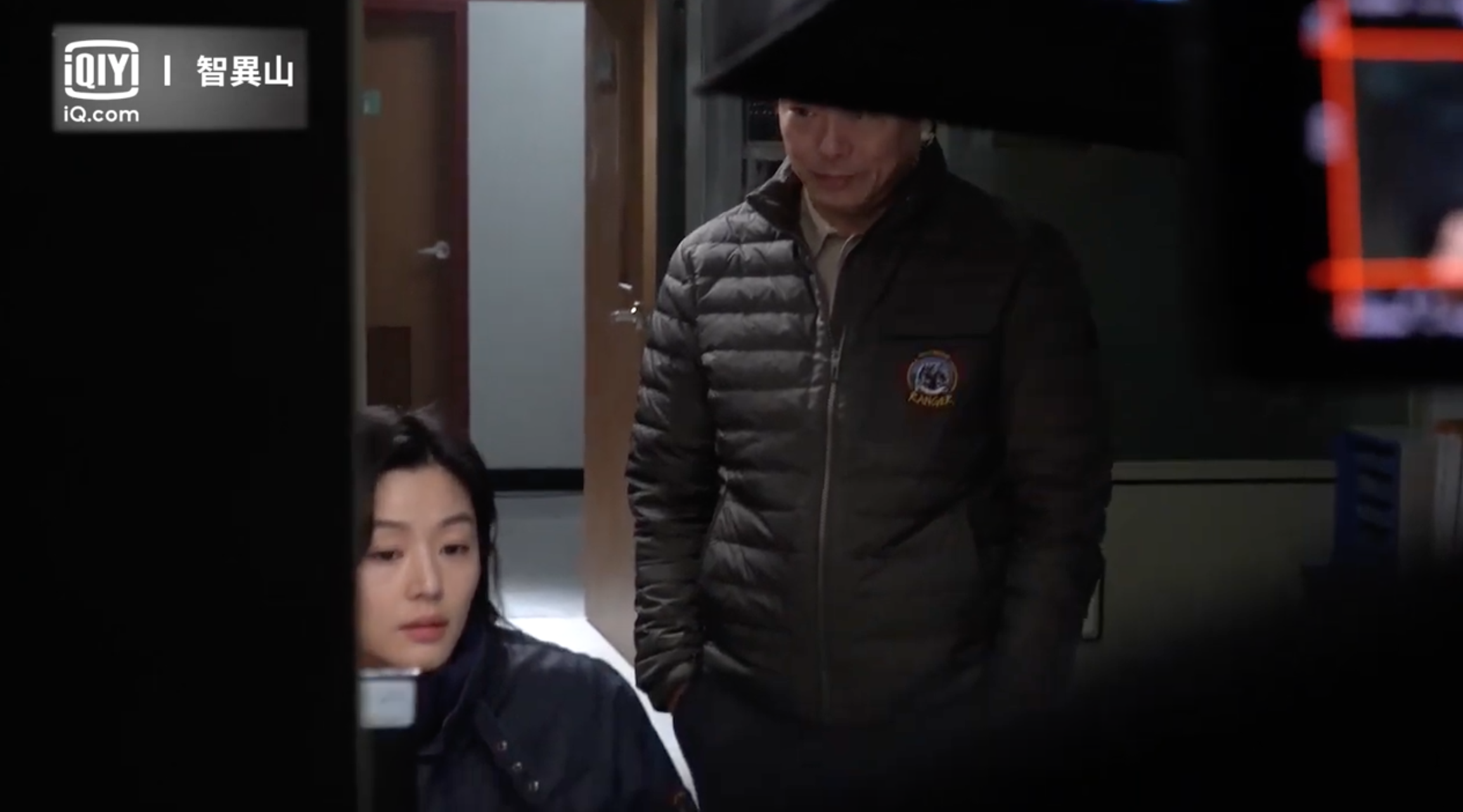 成東鎰(右)想營造輕鬆氣氛一直亂改台詞,全智賢(左)被他逗到笑不停。(翻攝自YouTube)