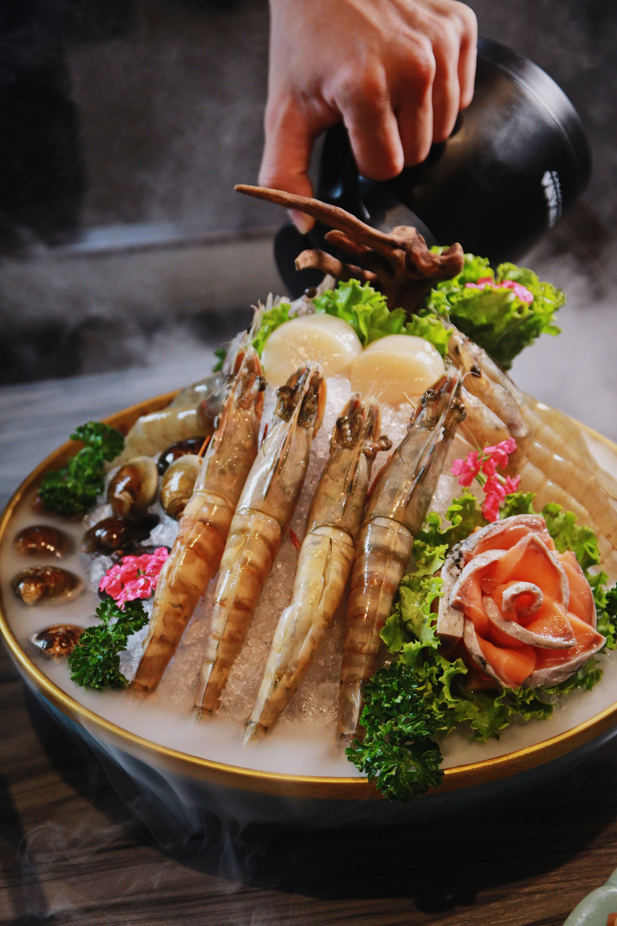 這一道鮮味大會師的「仙氣頂級海宴」專用來討好海鮮控的胃。（1,180元／份）