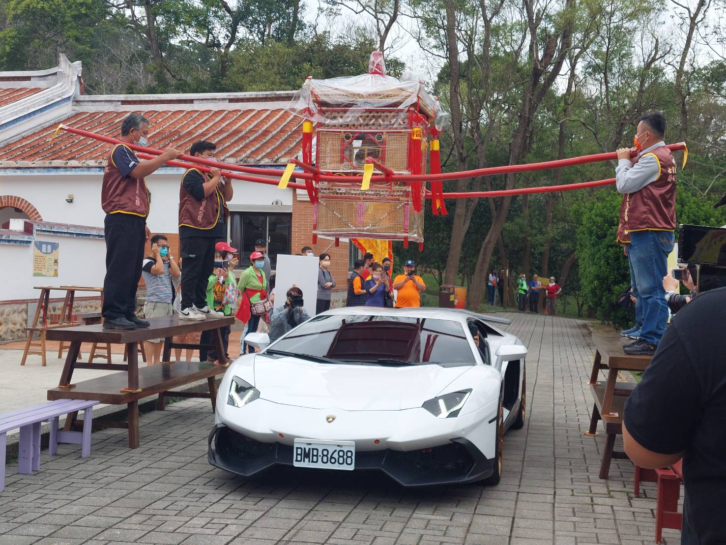 姜太公道場於苗栗客家大院舉行上百輛超跑「鑽轎腳」儀式，為台灣祈福除瘟。（姜太公道場提供）