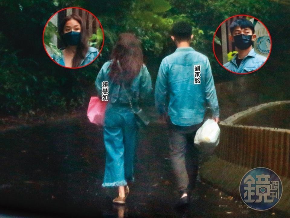 10/24 13:57 走進溫泉會館前,賴慧如和劉家銘終於並肩,女生手上原本的物品換到了男生手上。