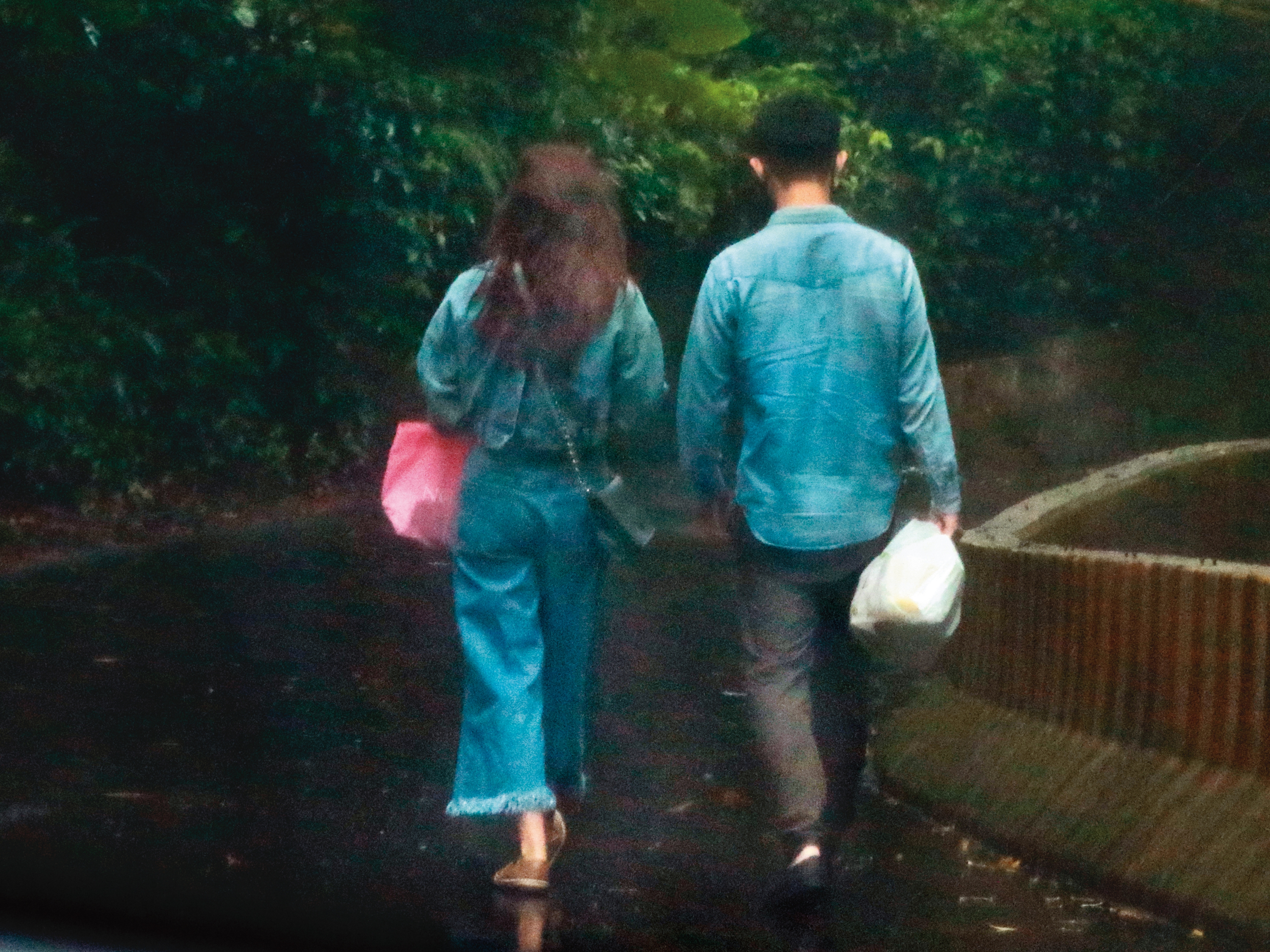 10/24 13:57 走進溫泉會館前，賴慧如和劉家銘終於並肩，女生手上原本的物品換到了男生手上。