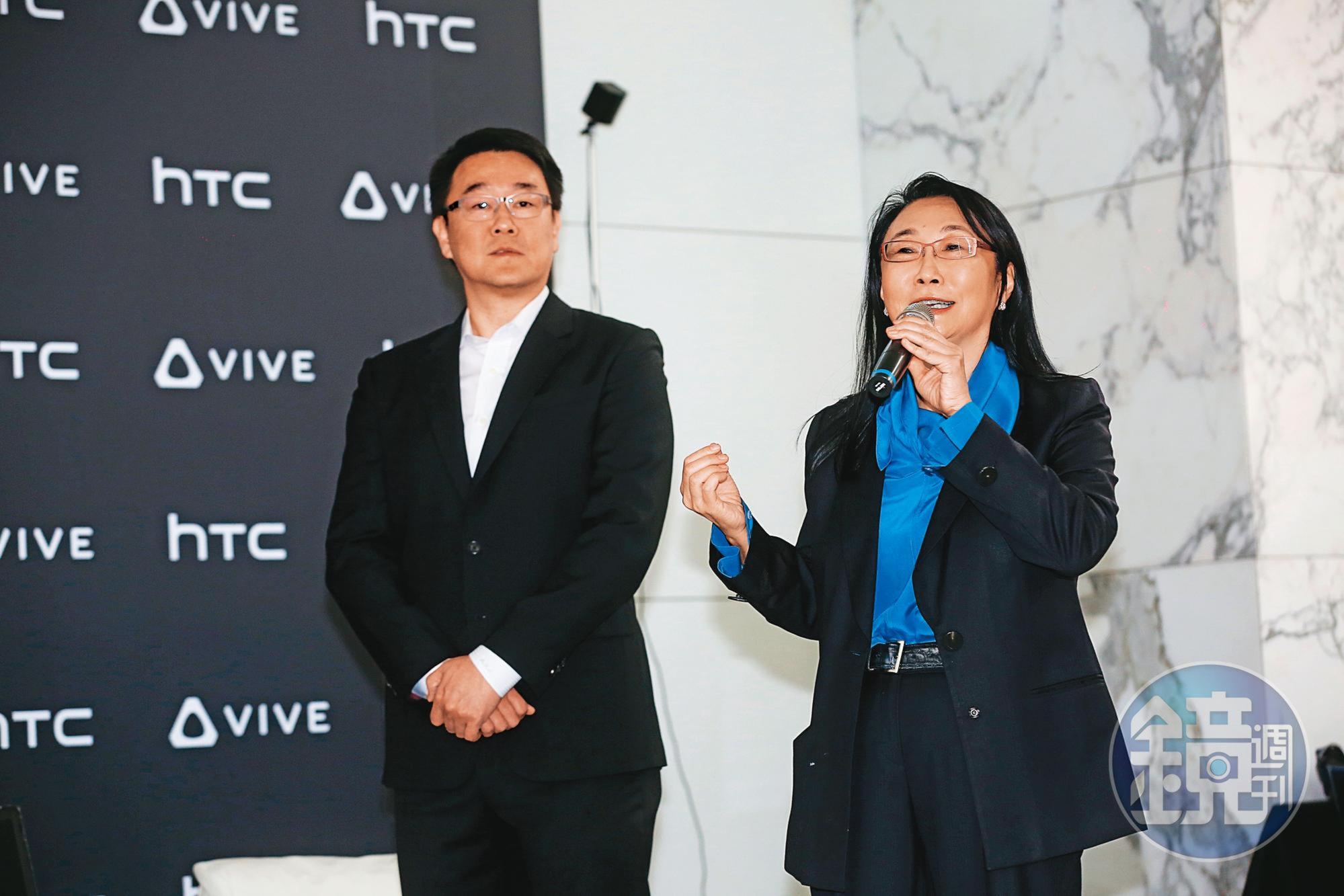 王雪紅（右）靠VR插旗元宇宙市場，宏達電產品齊發。