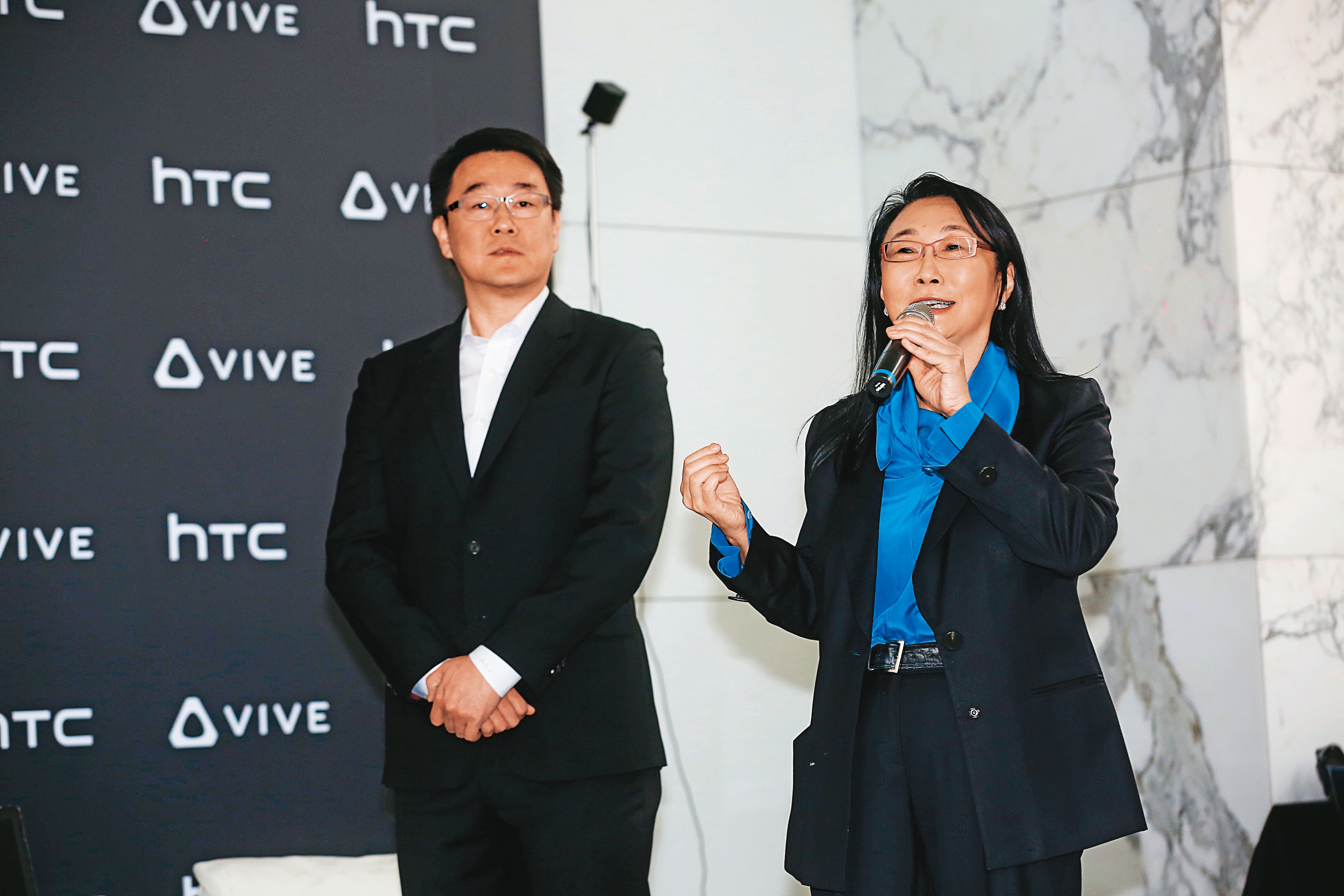王雪紅(右)靠VR插旗元宇宙市場,宏達電產品齊發。