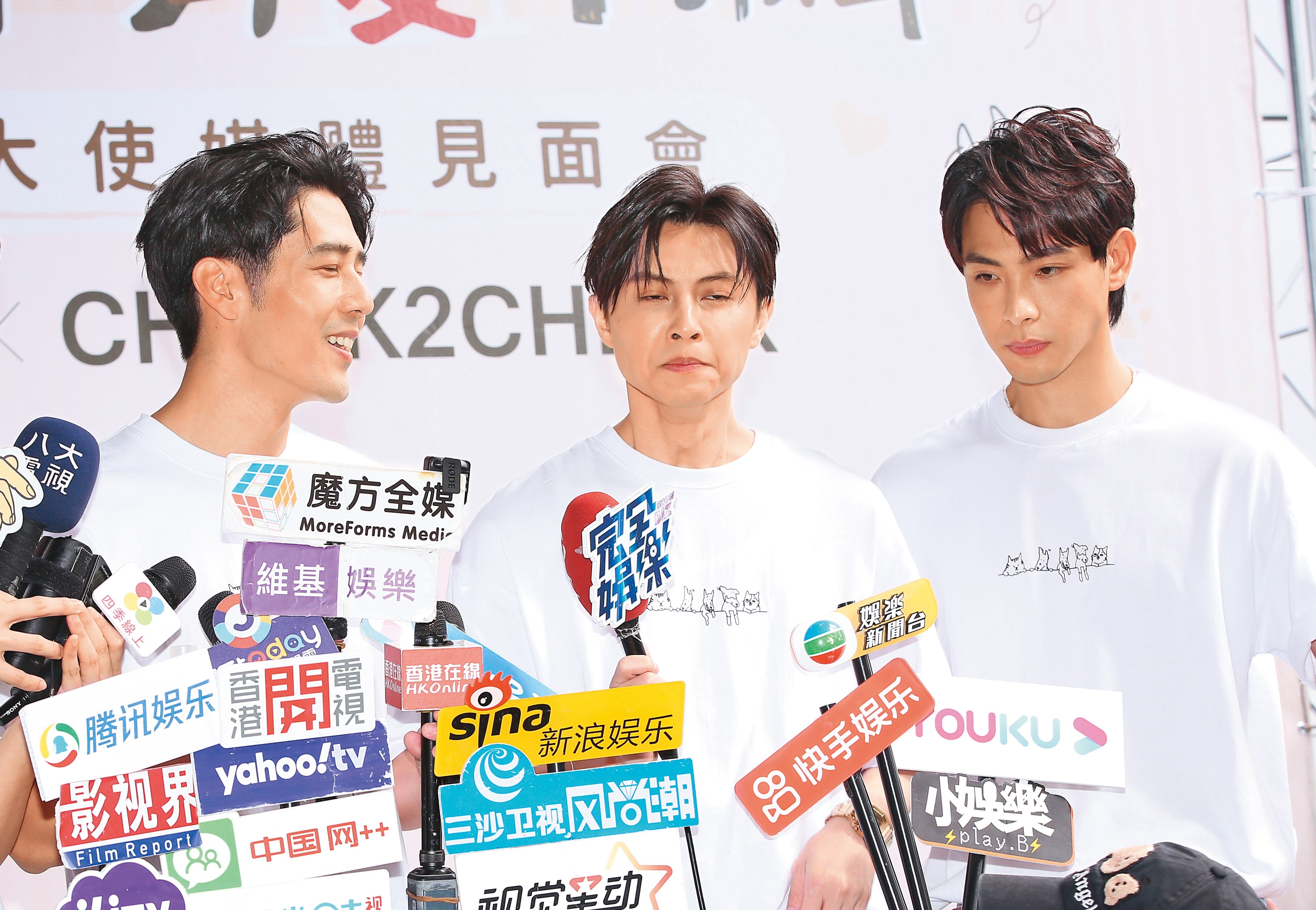 王子(中)、胡宇威(左)、連晨翔(右)為流浪狗請命,但好像吃了苦瓜,看起來好苦喔!