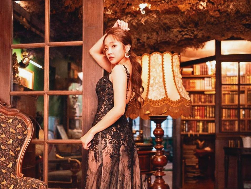 賴慧如身材不錯也敢露，她拍攝年曆時不吝展露自己的好身材。（翻攝自賴慧如IG）