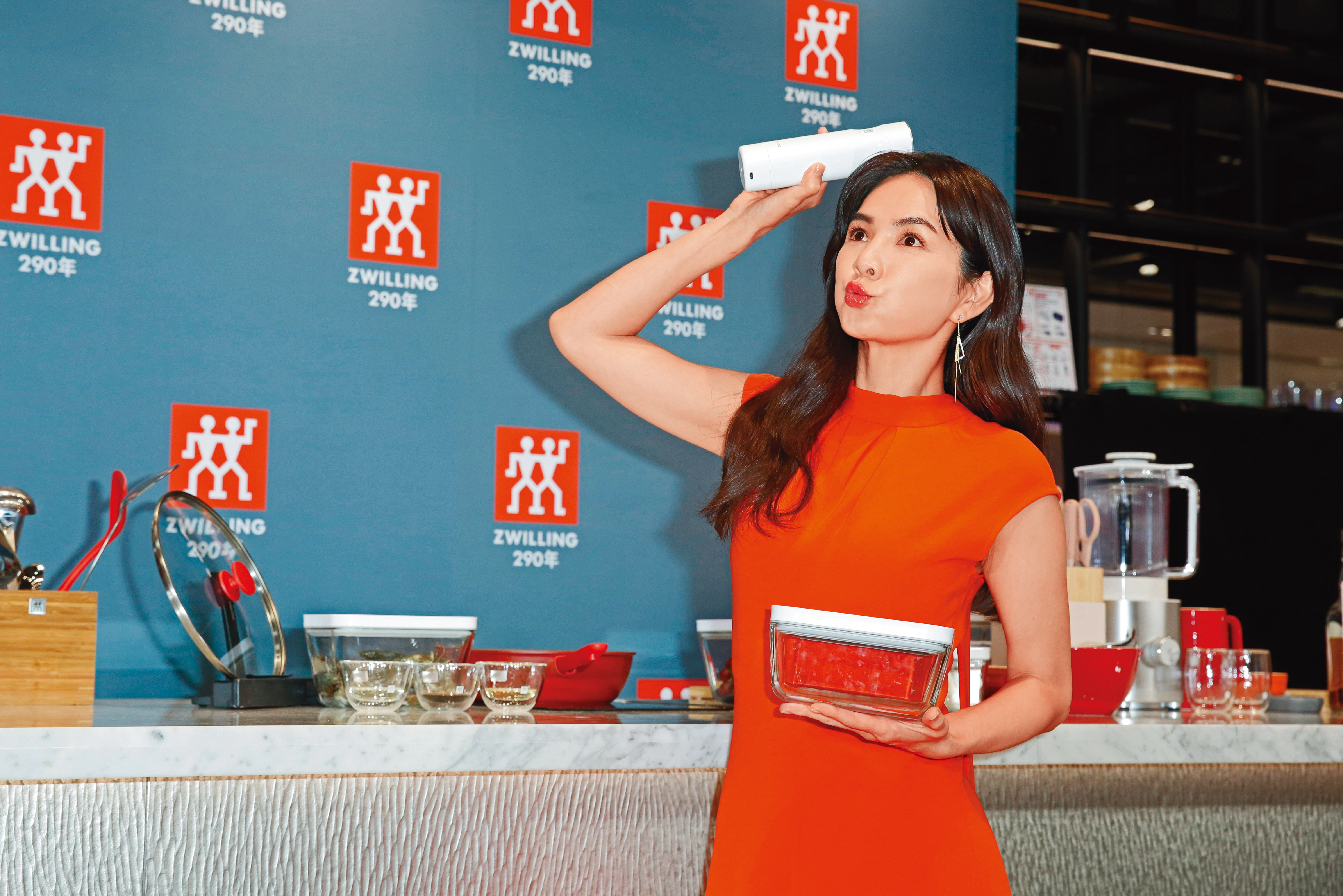 Ella跟20年前出道時的中性形象「差就賊」，她嘟嘴賣萌…怎麼讓人看了心頭一驚。（抖）
