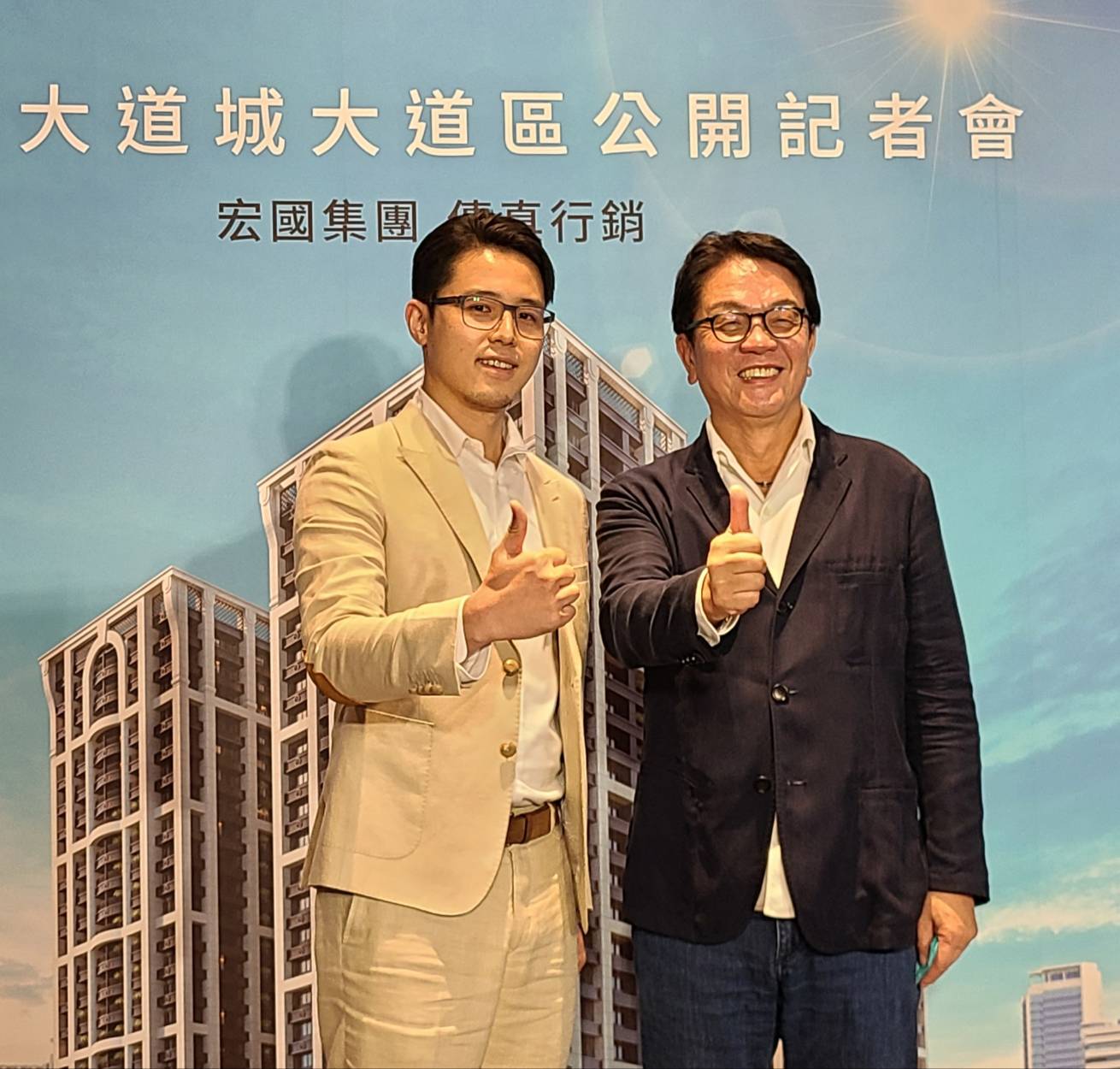 宏國集團第三代林柏源（左）首度亮相，他目前擔任宏國集團關係事業億隆開發董事長與新創中心「五感十築」的執行長。（右為傳真實業董事長王明成）