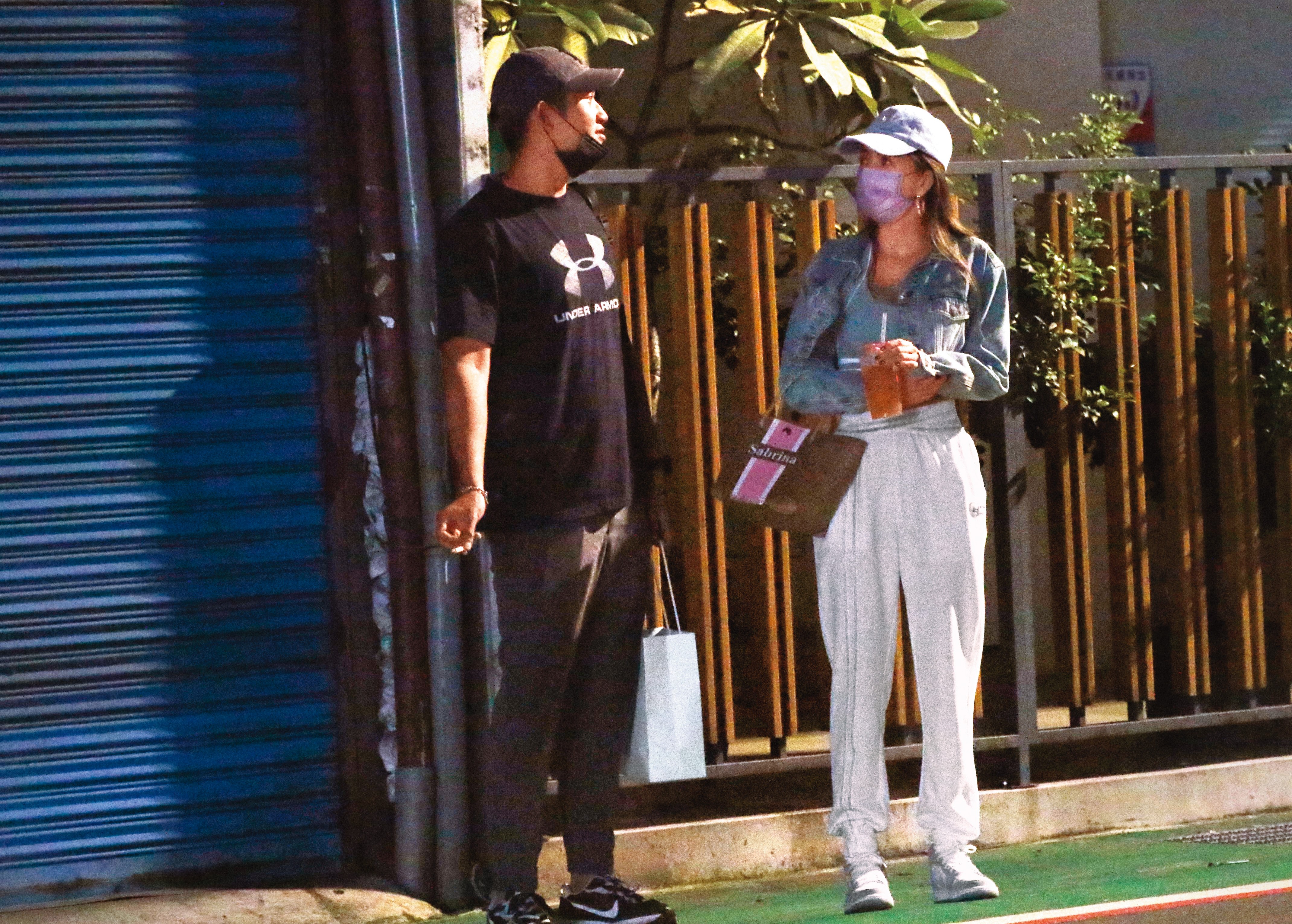 23:00 吃完飯後，拐拐（右）跟新歡（左）跑去取車，一路上有說有笑。