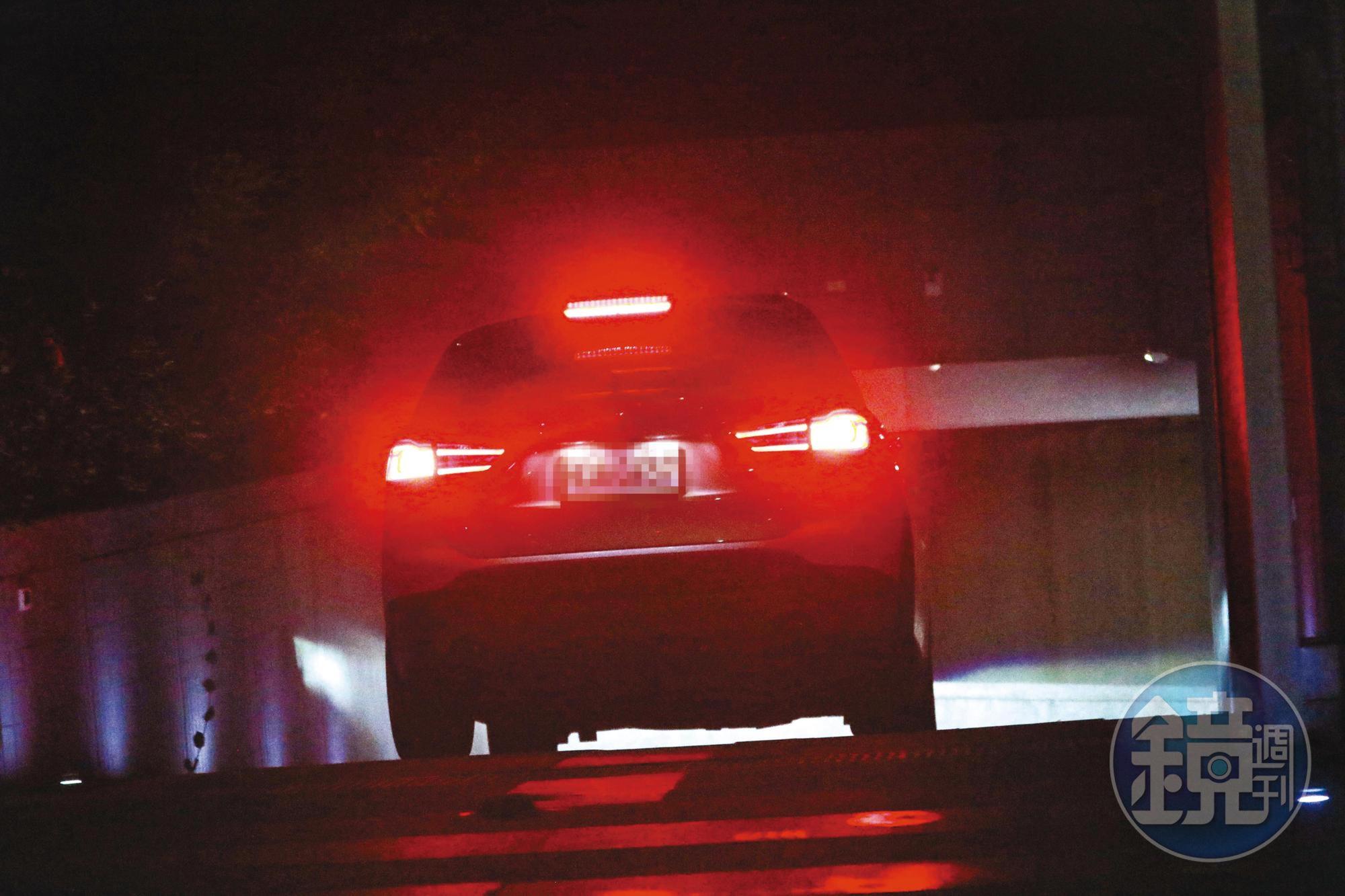 10/14 23:18 拐拐跟著范姓新歡回家,而且是在半夜,讓一切更顯曖昧。
