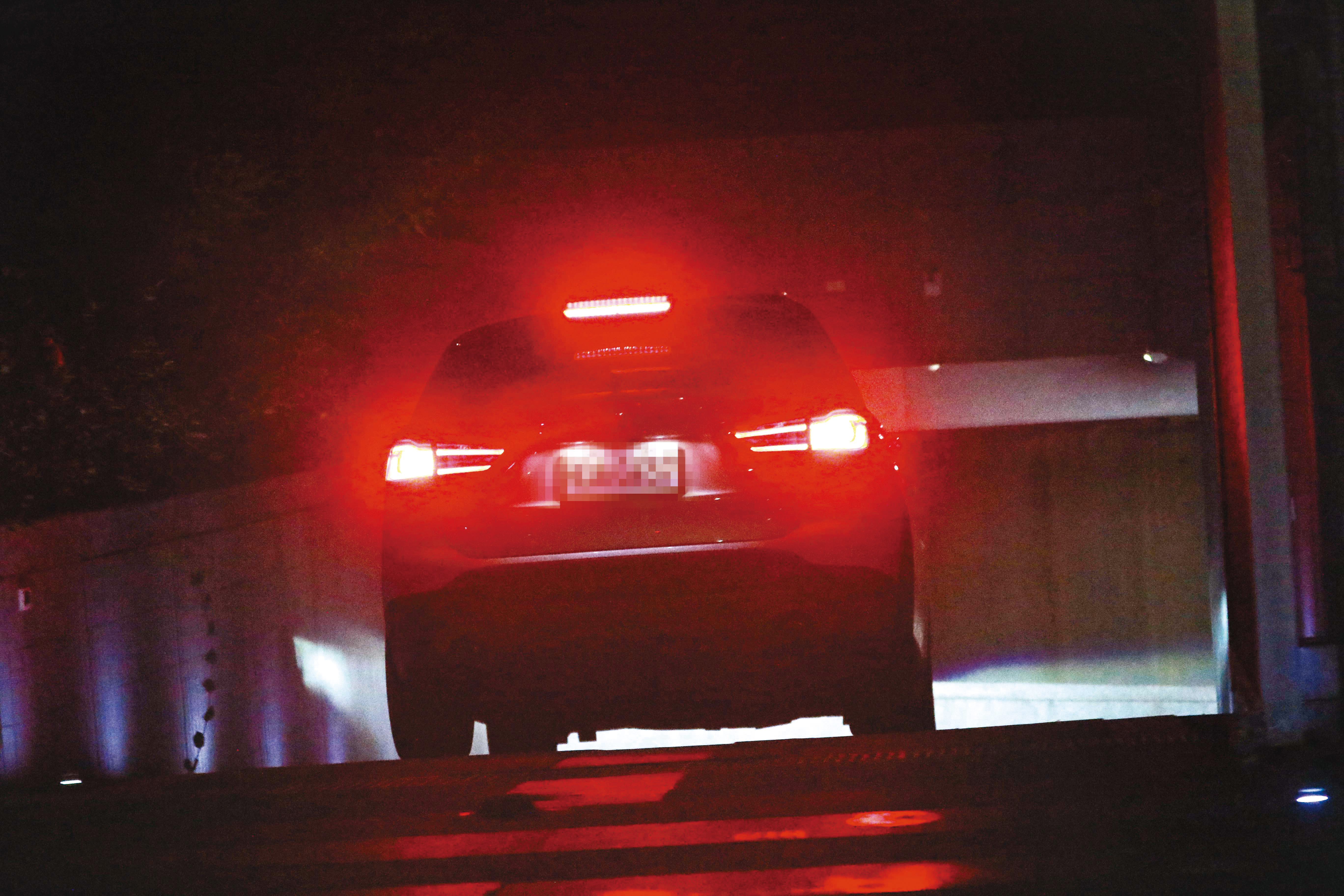 23:18 拐拐跟著范姓新歡回家，而且是在半夜，讓一切更顯曖昧。