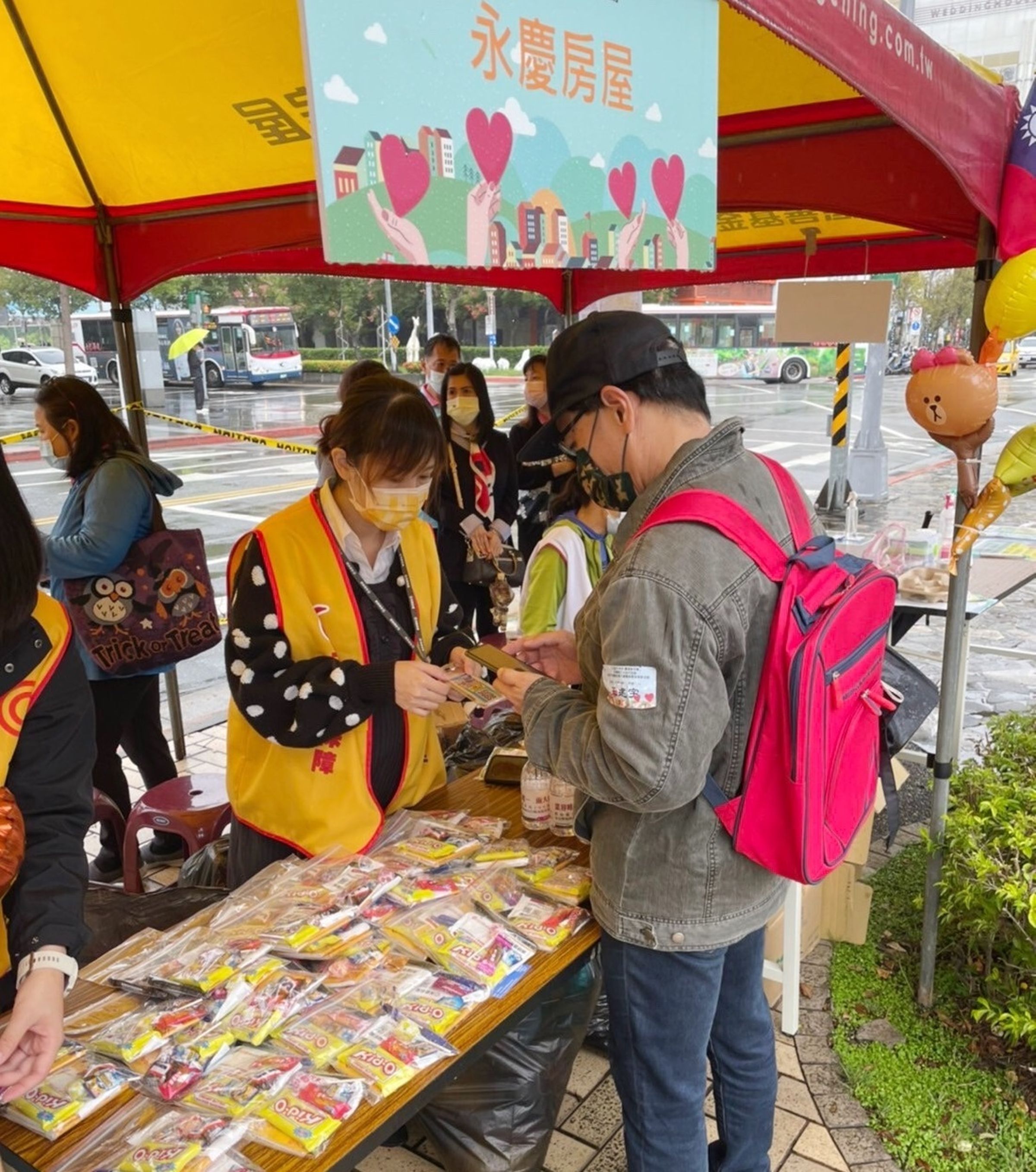 永慶房屋特別準備可愛的造型氣球、小點心，希望邀請更多民眾一起參與公益活動。