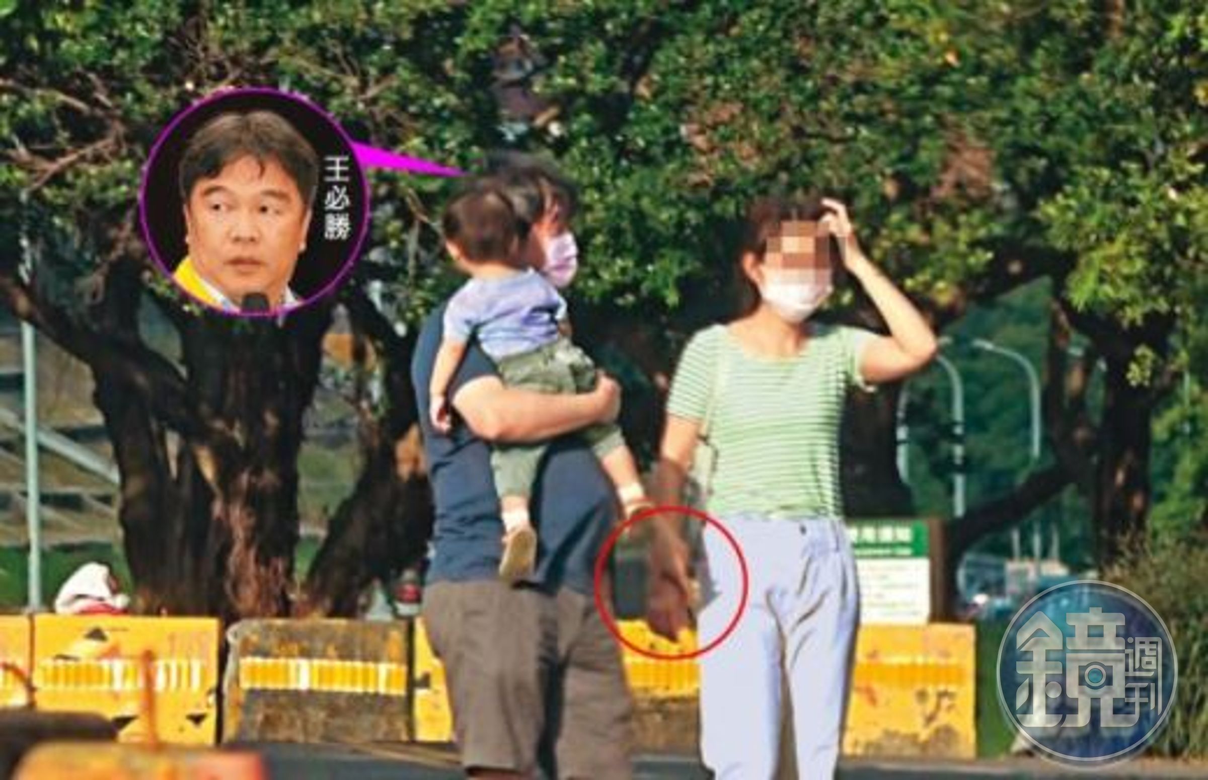 鄉民認為「是個正常人都會避嫌」，且幫忙老同事帶小孩，正常來說也會找老婆一起去吧。（圖中母女均已變裝處理）