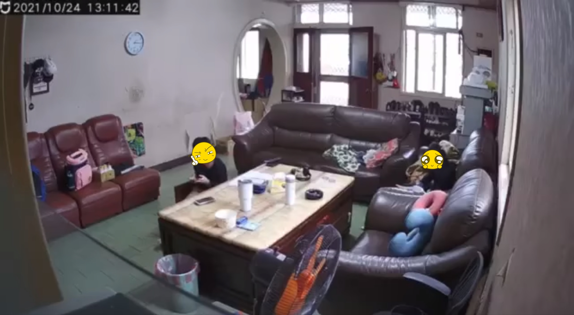 兄妹倆原先在各自做自己的事。（翻攝自爆廢公社公開版臉書）