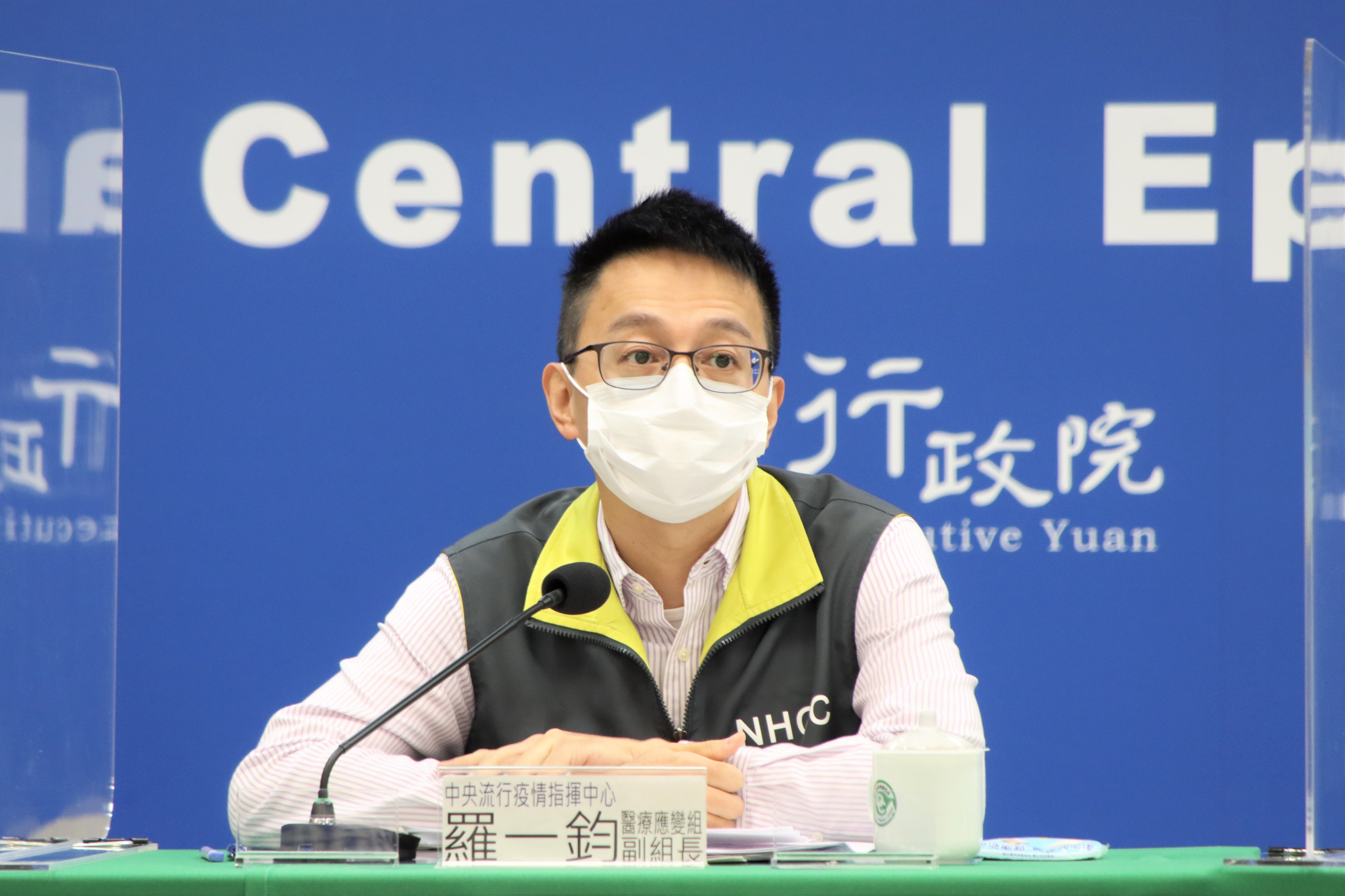 羅一鈞說明境外移入個案。(指揮中心提供)